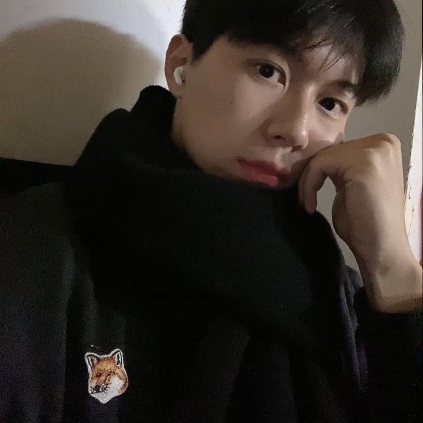 Maison Kitsune Small Fox Head Wool Muffler Black 착용 스타일