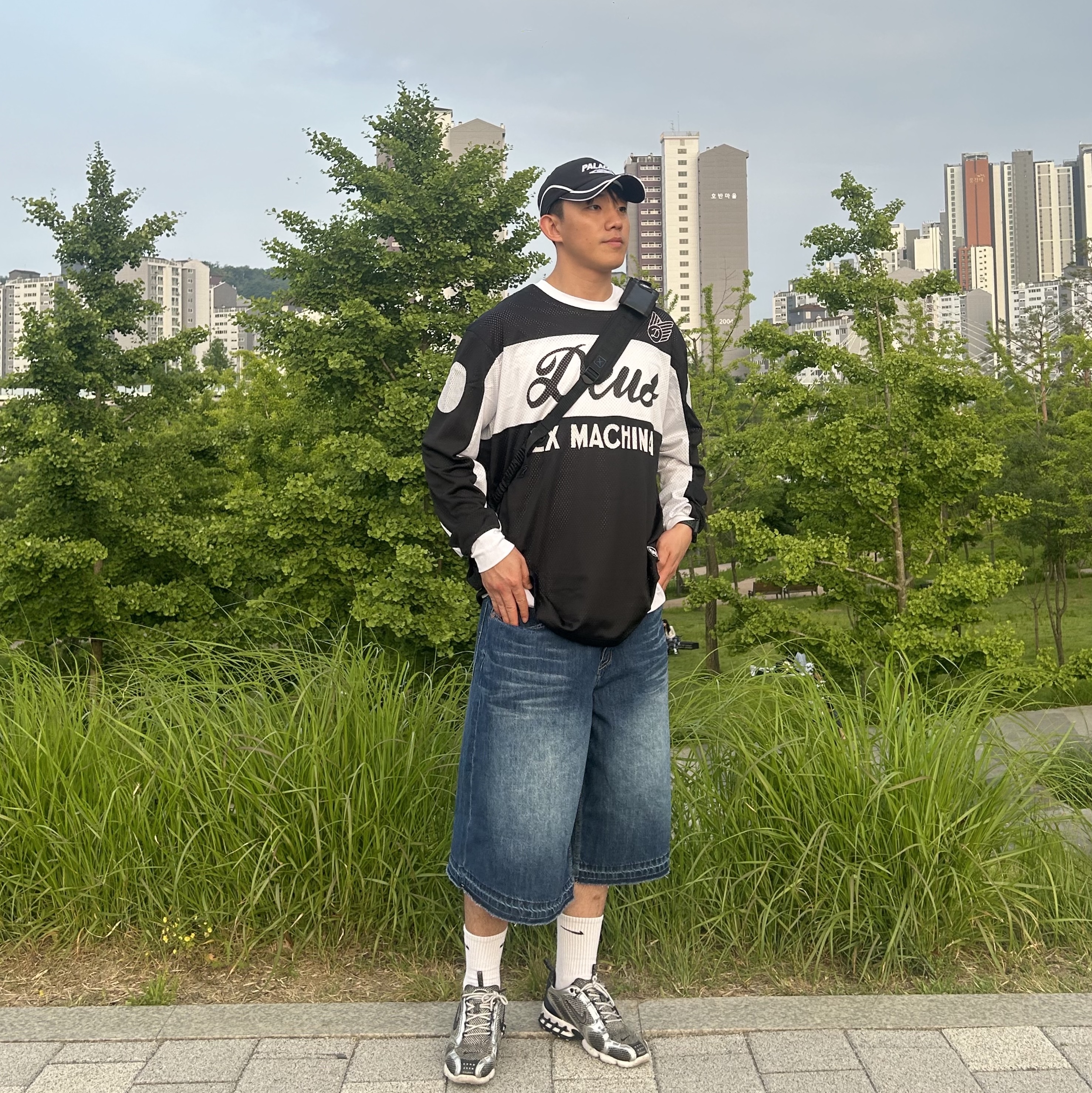 Palace x Umbro Cap Black - 24SS, Deus Ex Machina Saber Moto Jersey Black 착용 스타일 - 3