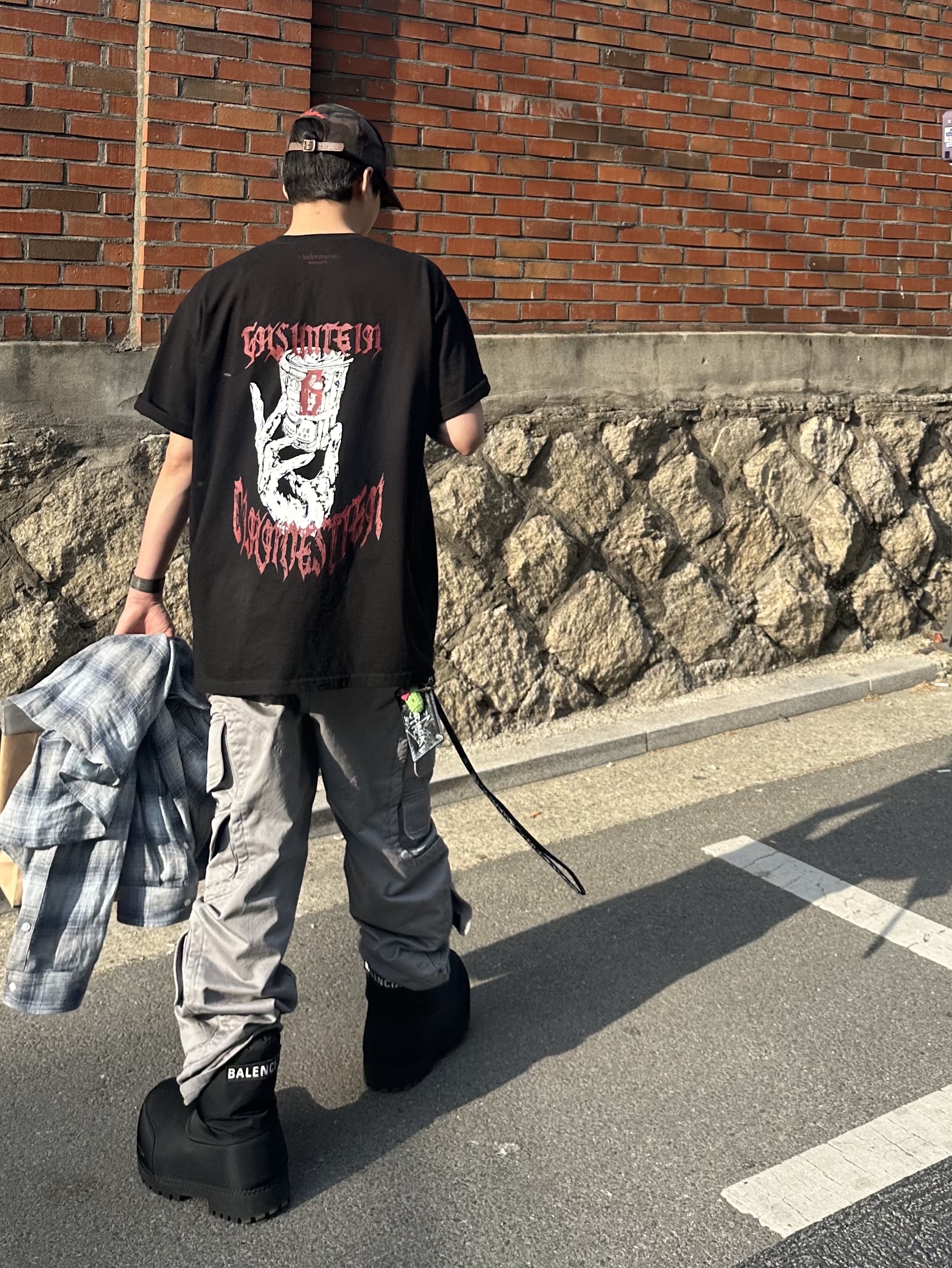 Undermycar Gashutein 6 Money Bundle Graphic T-Shirt Rococco Red - 24SS, Farfromwhat Far Washed Cargo Pants Gray 착용 스타일 - 4