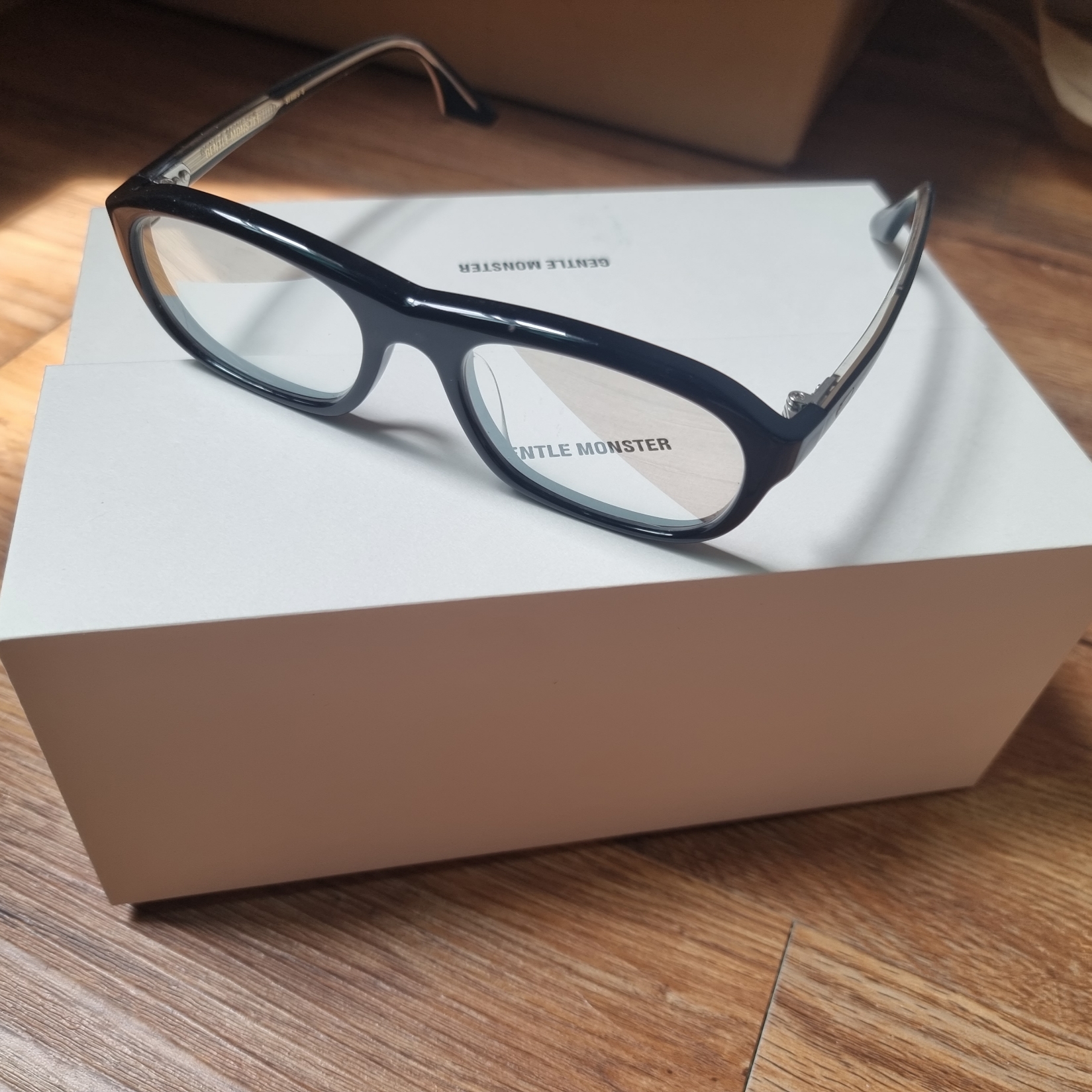 Gentle Monster Pebble L 01 Black 착용 스타일