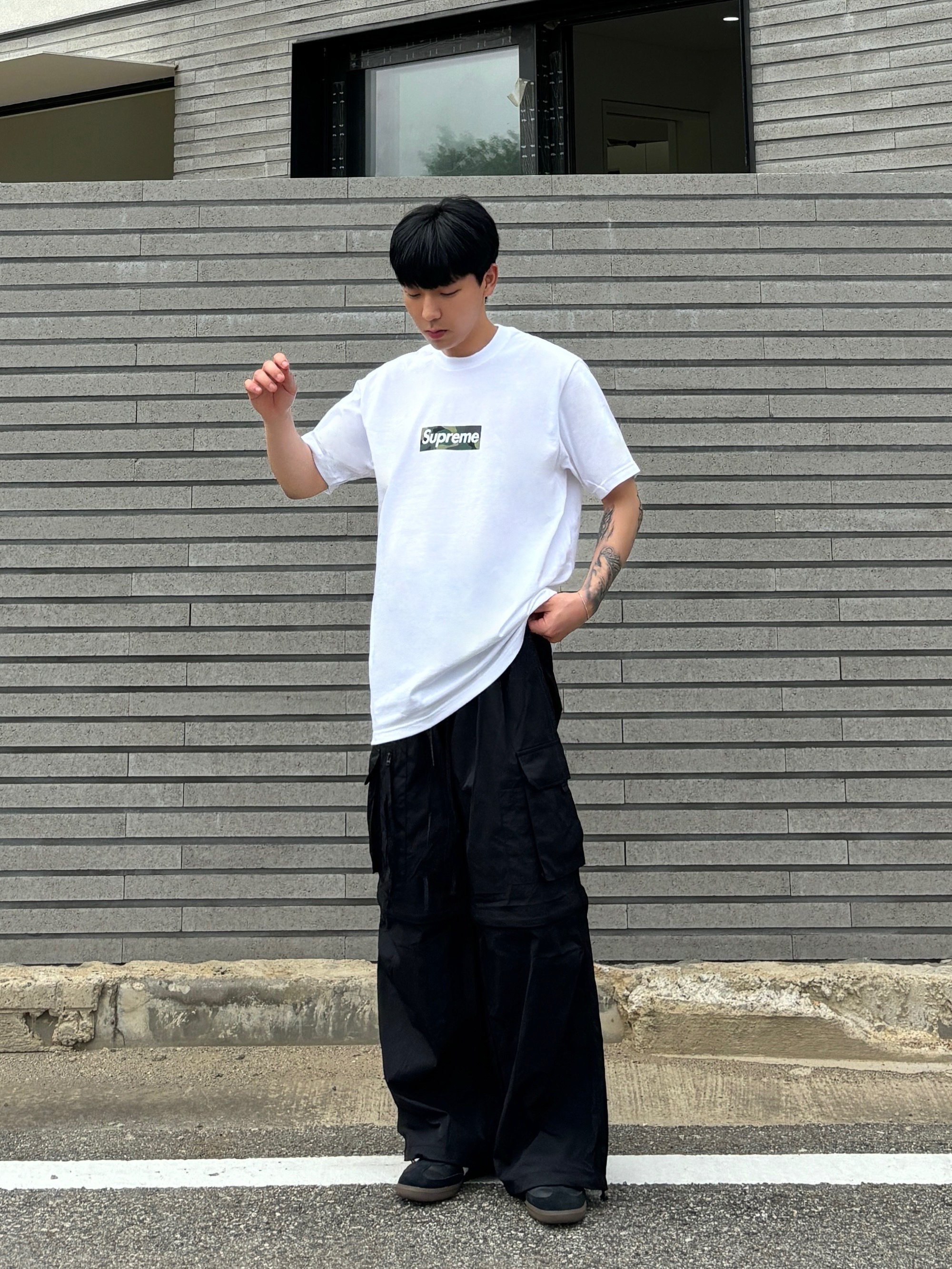아디다스 삼바 OG 블랙 화이트 검, 슈프림 박스로고 티셔츠 화이트 - 23FW 착용 스타일 - 1