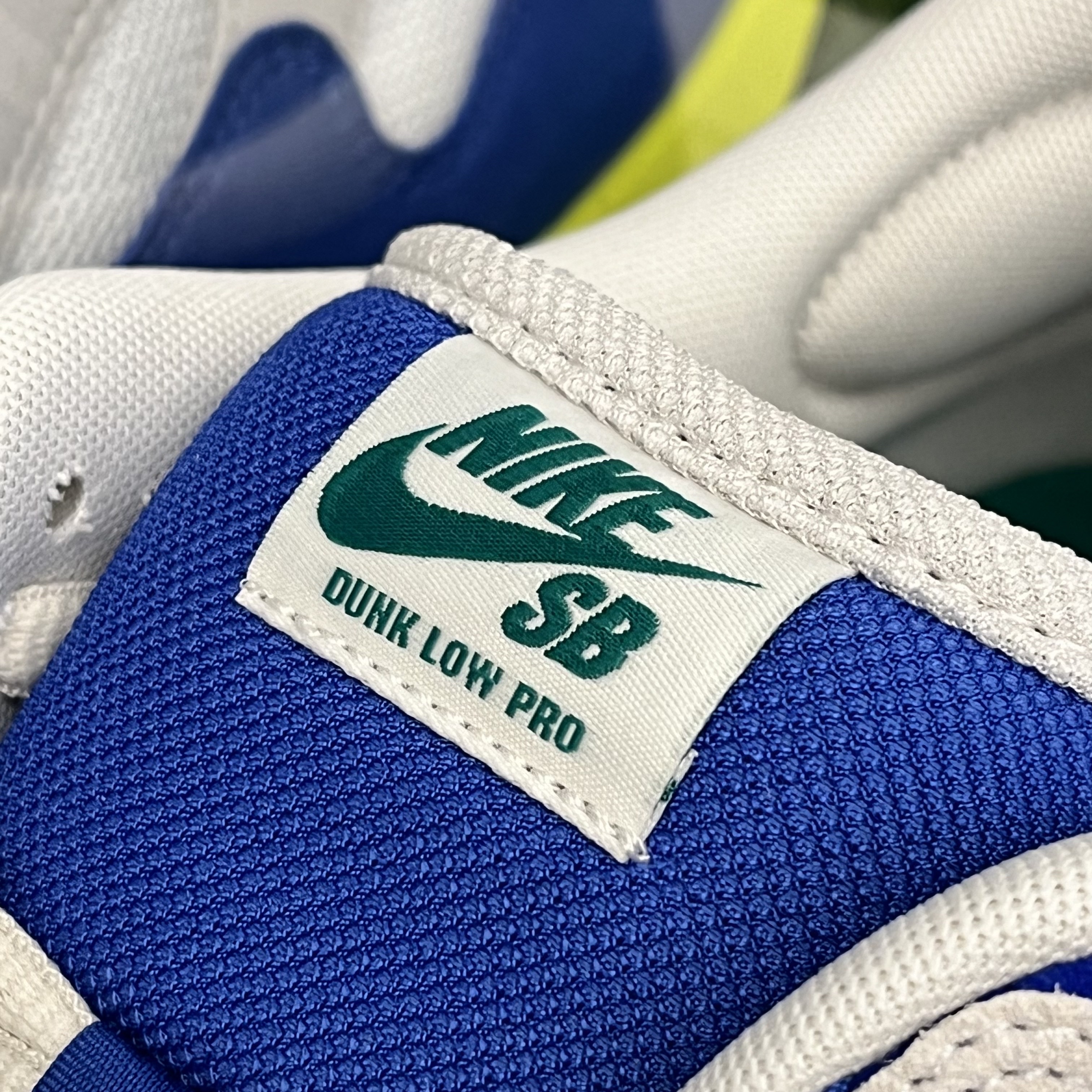 Nike SB Dunk Low Pro Phantom and Hyper Royal 착용 스타일 - 2