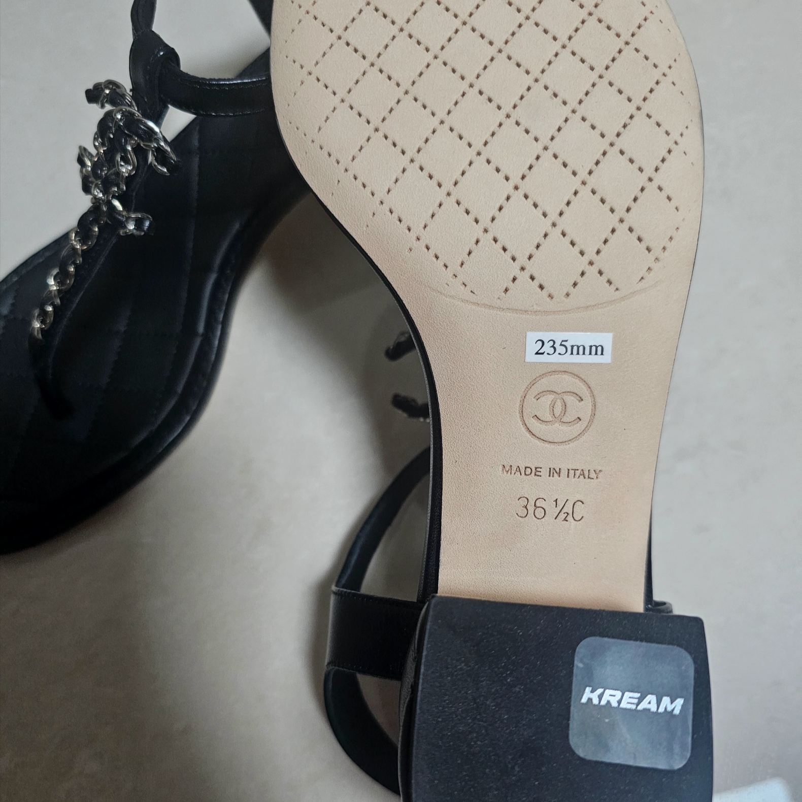 (W) Chanel Thongs Lambskin & Black 착용 스타일 - 2
