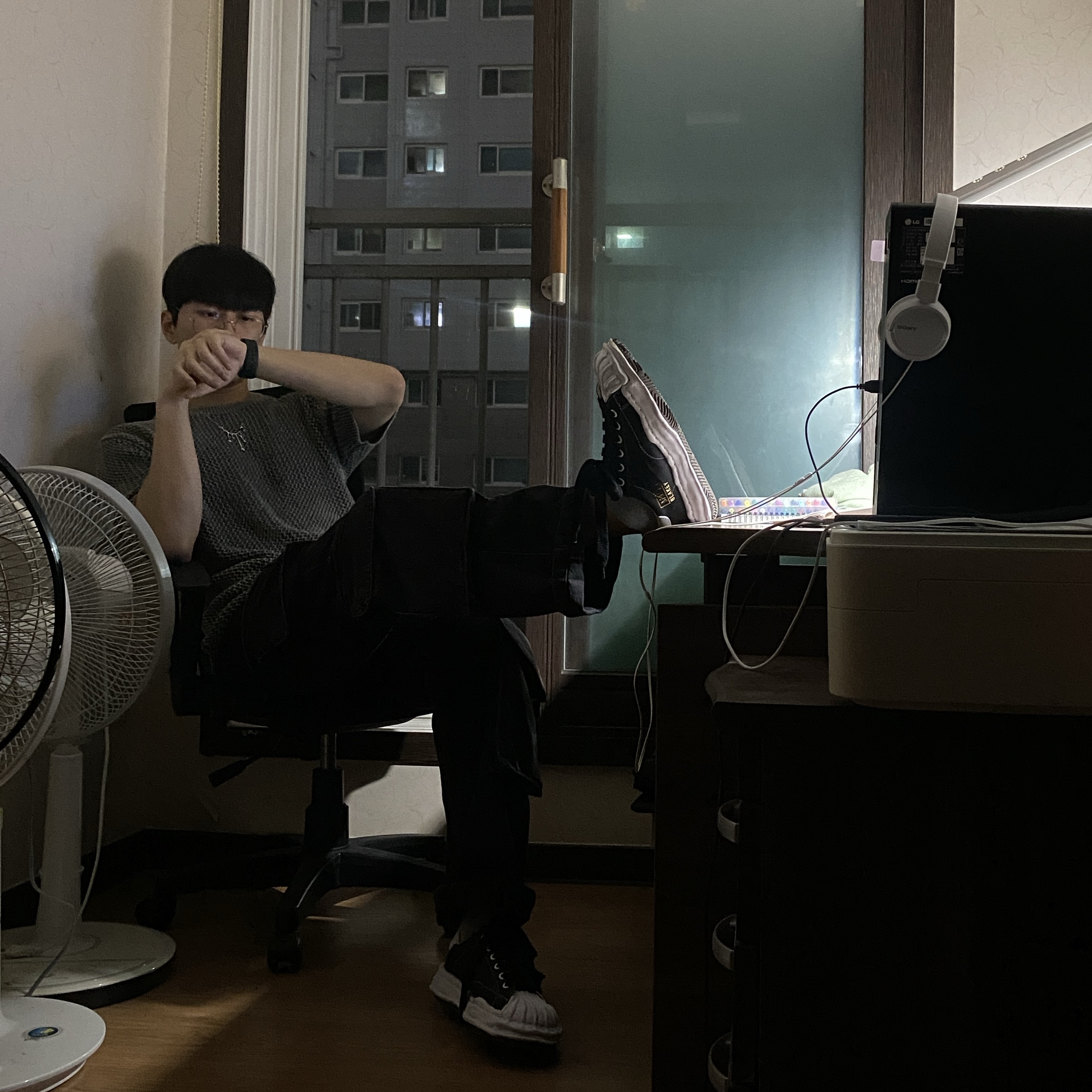Maison Mihara Yasuhiro Blakey OG STC Sole Paper Like Leather Low-top Sneakers Black 착용 스타일 - 1
