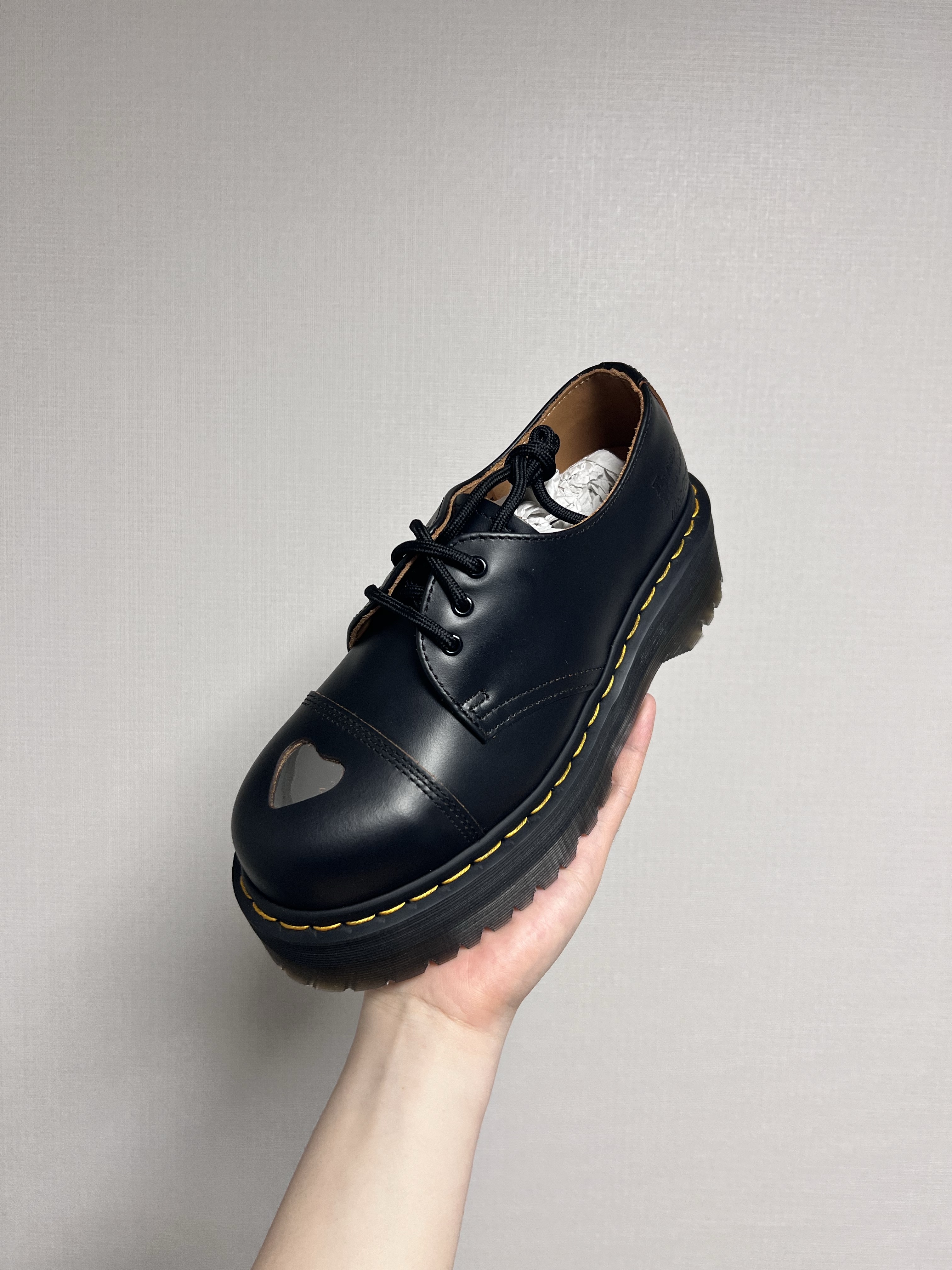 Dr. Martens x Mademe 1461 Quad Vintage Smooth Black, (W) Loewe Pixelated Top in Technical Knit White 착용 스타일 - 1