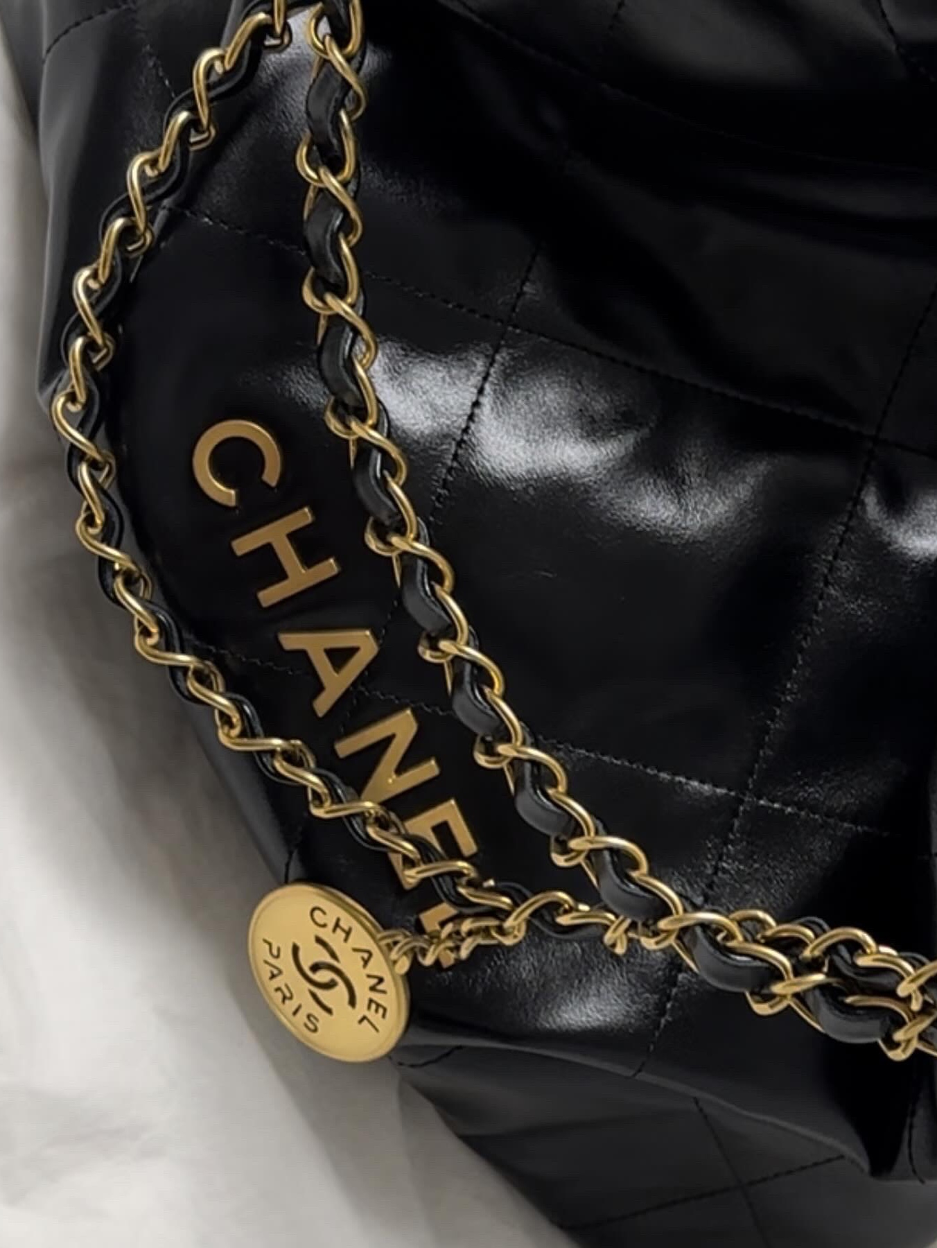 Chanel 22 Medium Handbag Shiny Calfskin & Gold Black, (W) Jordan 1 Elevate High Black Atmosphere 착용 스타일 - 2