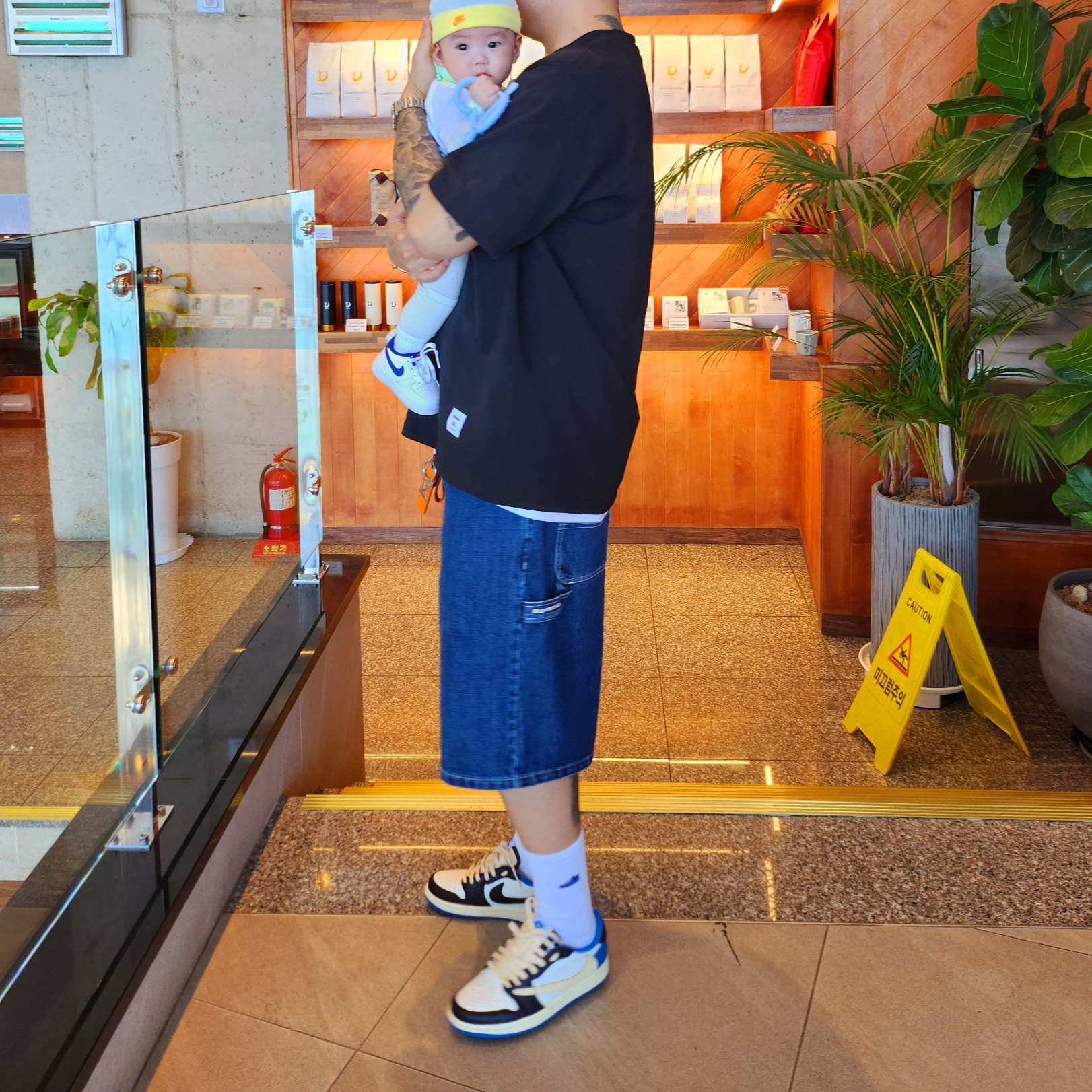 Supreme Old English S/S Top Black - 24SS, Supreme x Nike Denim Short Indigo - 24SS 착용 스타일 - 1