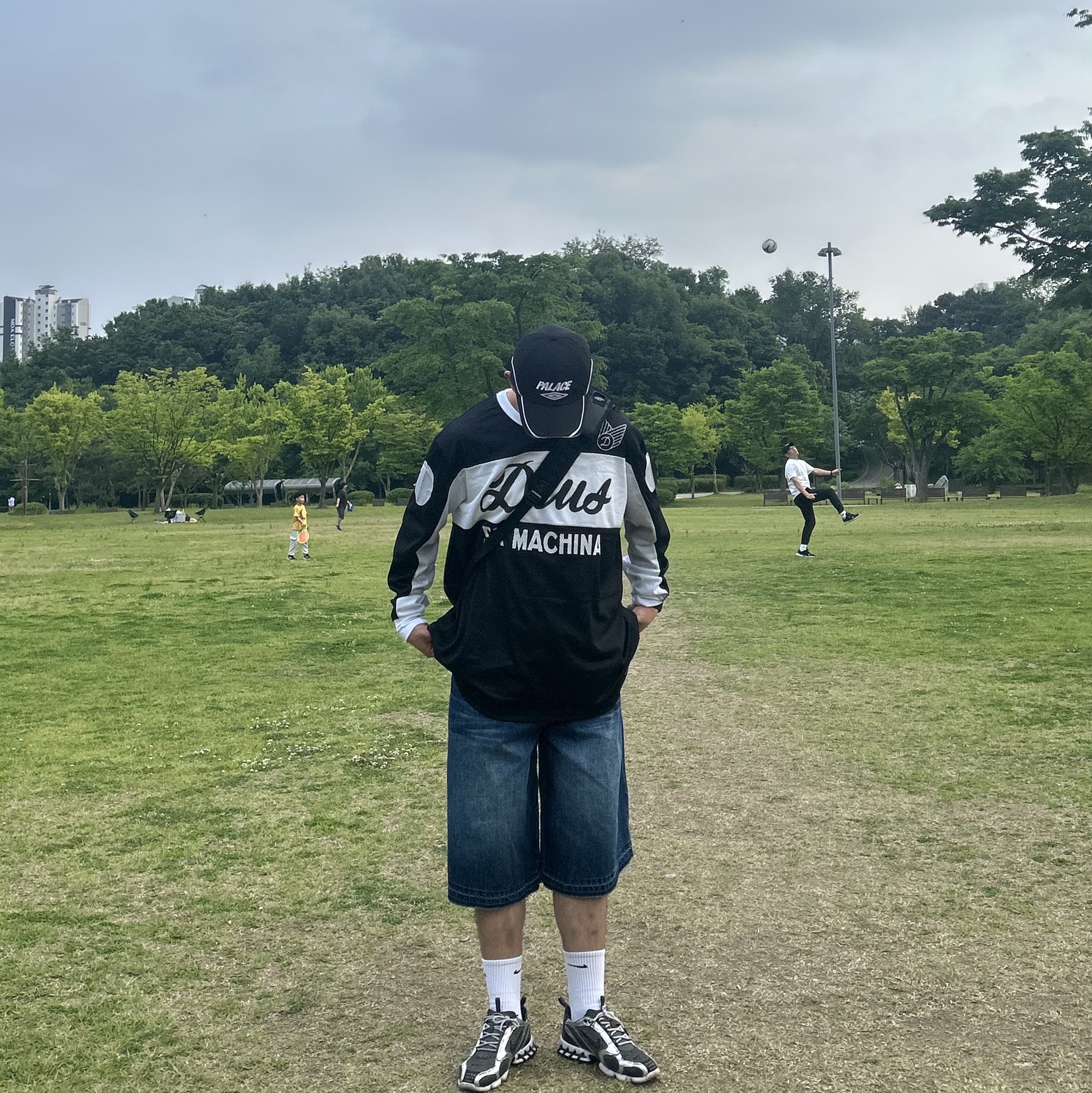 Palace x Umbro Cap Black - 24SS, Deus Ex Machina Saber Moto Jersey Black 착용 스타일 - 1