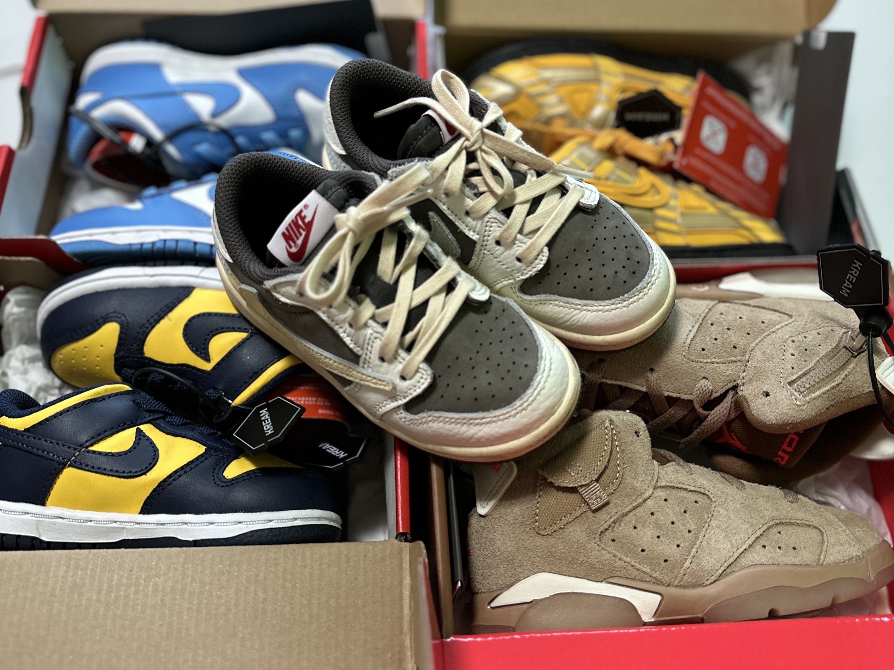 (TD) Jordan 1 x Travis Scott Retro Low OG SP Sail and Ridgerock, (PS) Jordan 6 x Travis Scott Retro SP British Khaki 착용 스타일