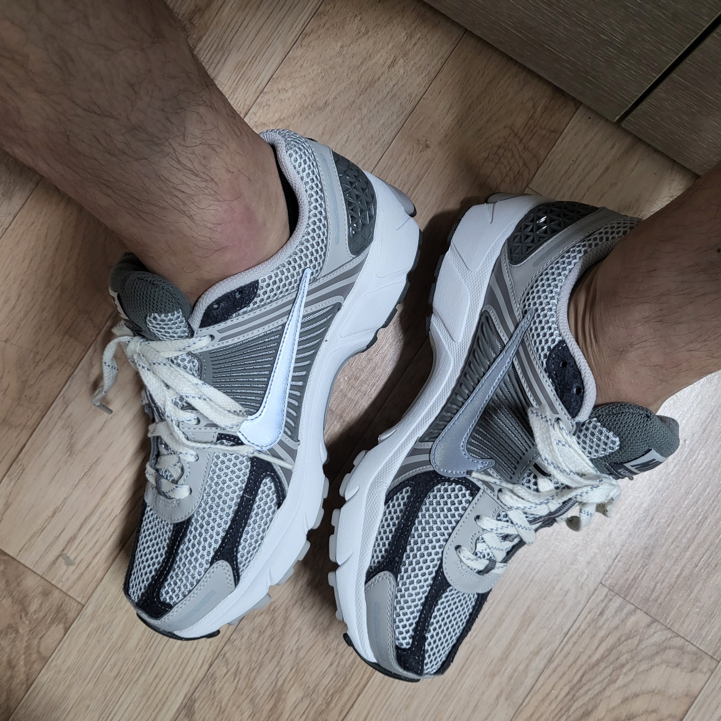 Nike Zoom Vomero 5 PRM Light Iron Ore and Flat Fewter 착용 스타일