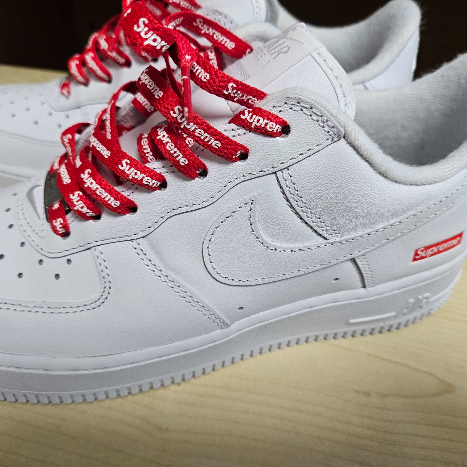 Nike x Supreme Air Force 1 Low White 착용 스타일 - 1