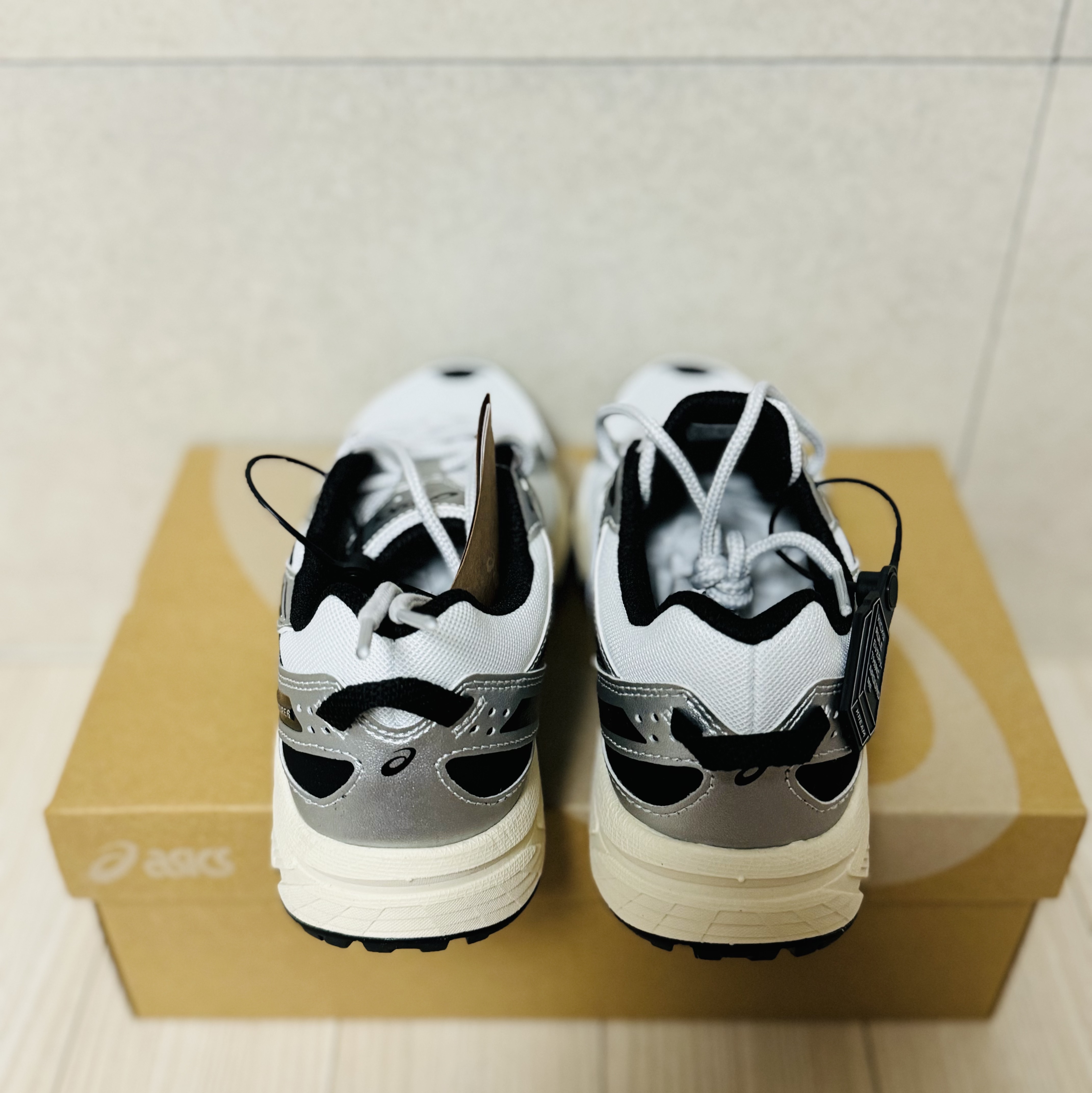 Asics Gel-Venture 6 White Black 착용 스타일 - 4