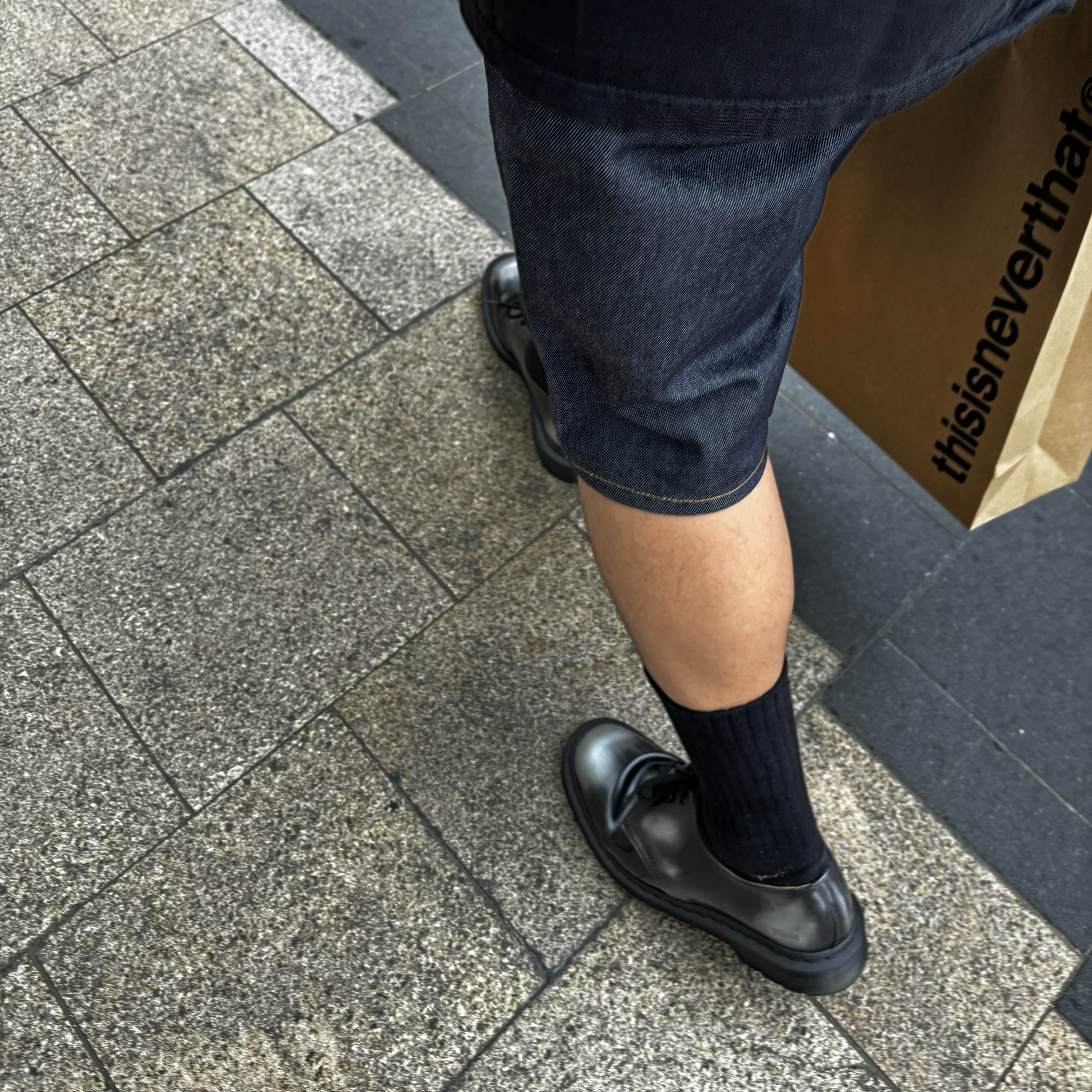 Dr. Martens x Supreme 1461 Gray Silver, Stussy International Pigment Dyed T-Shirt Black 착용 스타일 - 2