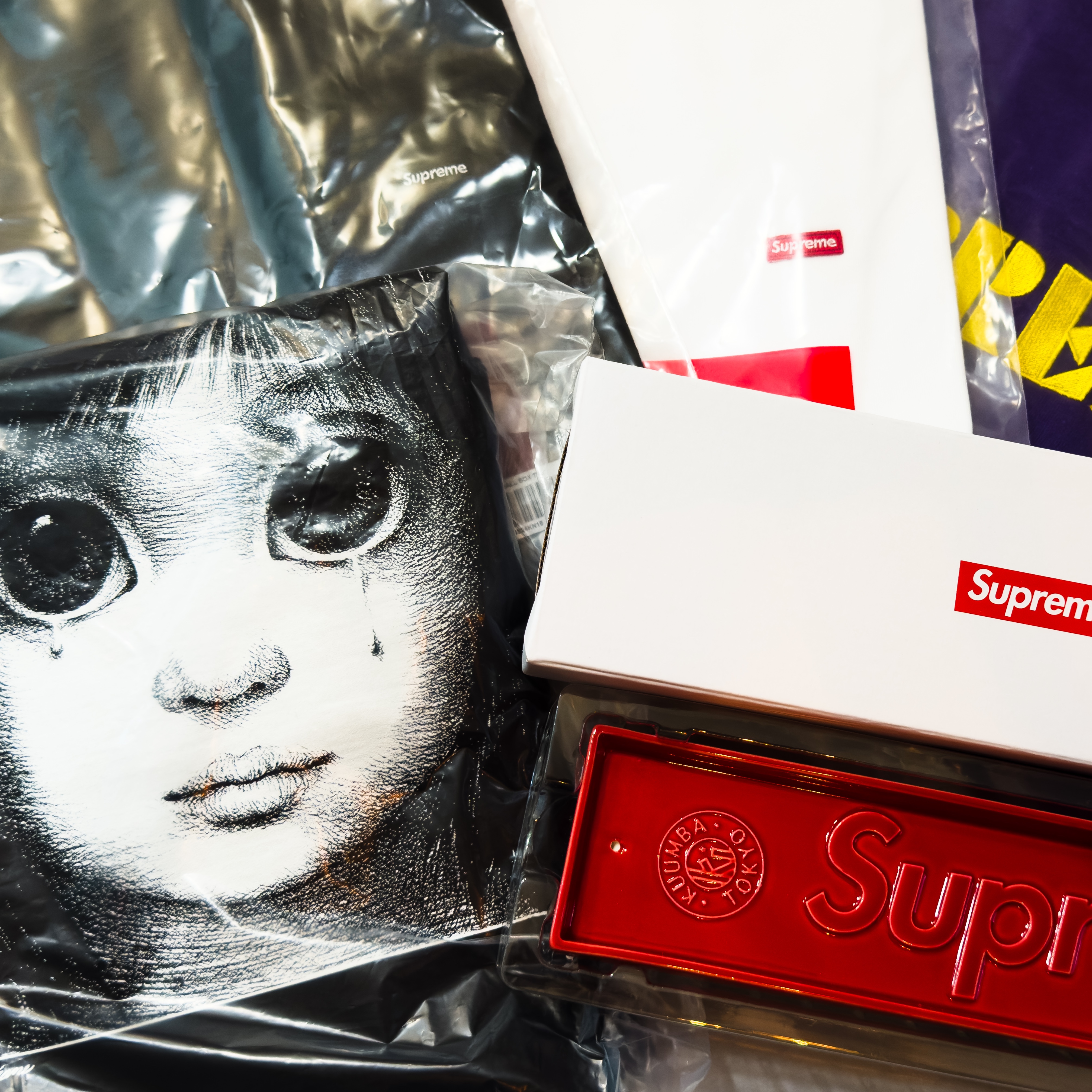 Supreme x Margaret Keane Teardrop T-Shirt Black - 24SS, Supreme Kuumba Incense Tray Red - 24SS 착용 스타일 - 1