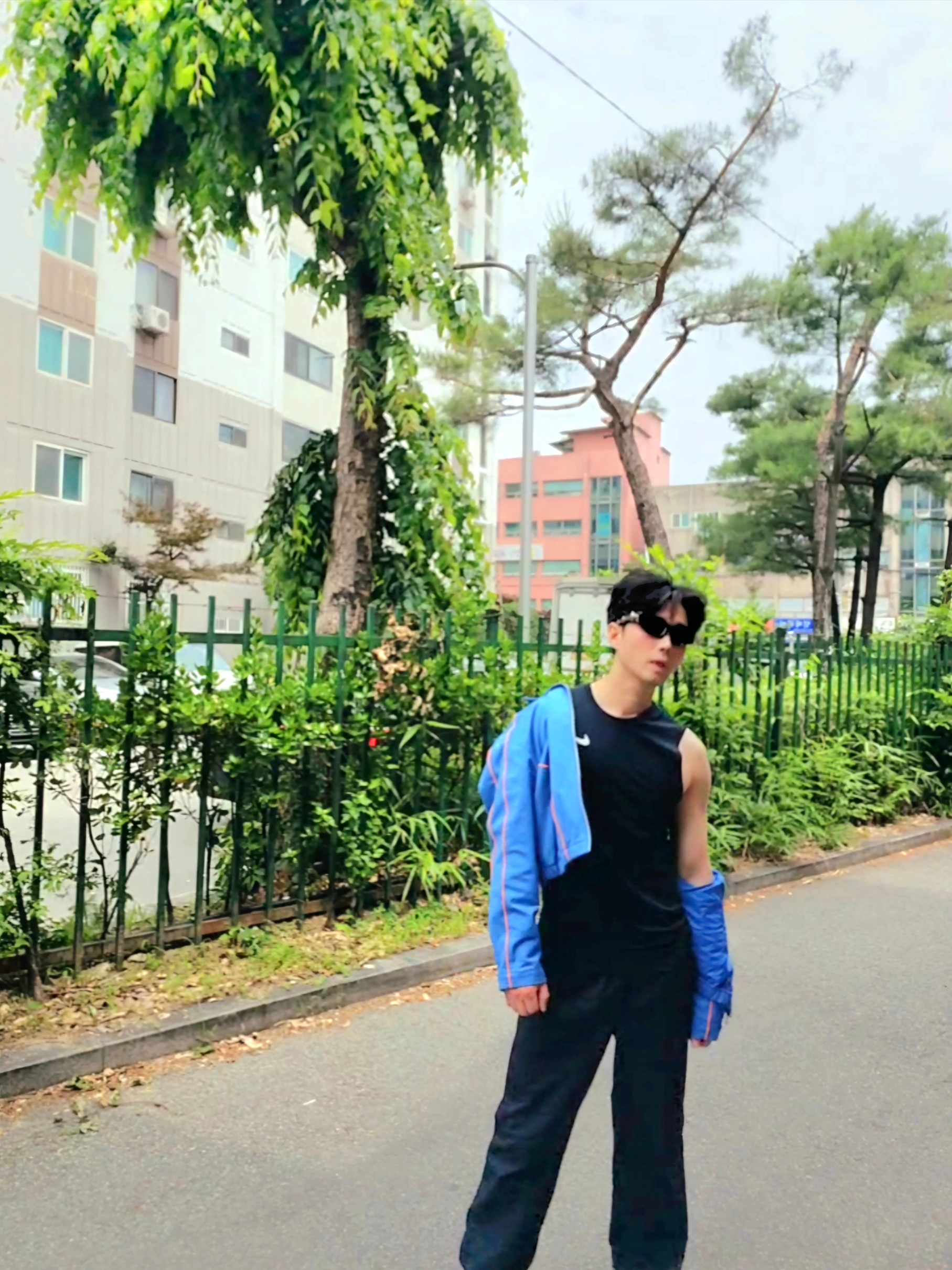 Gentle Monster Paso 01 Black, (W) Nike NSW Woven Jacket Star Blue Bright Mandarin - Asia 착용 스타일 - 3