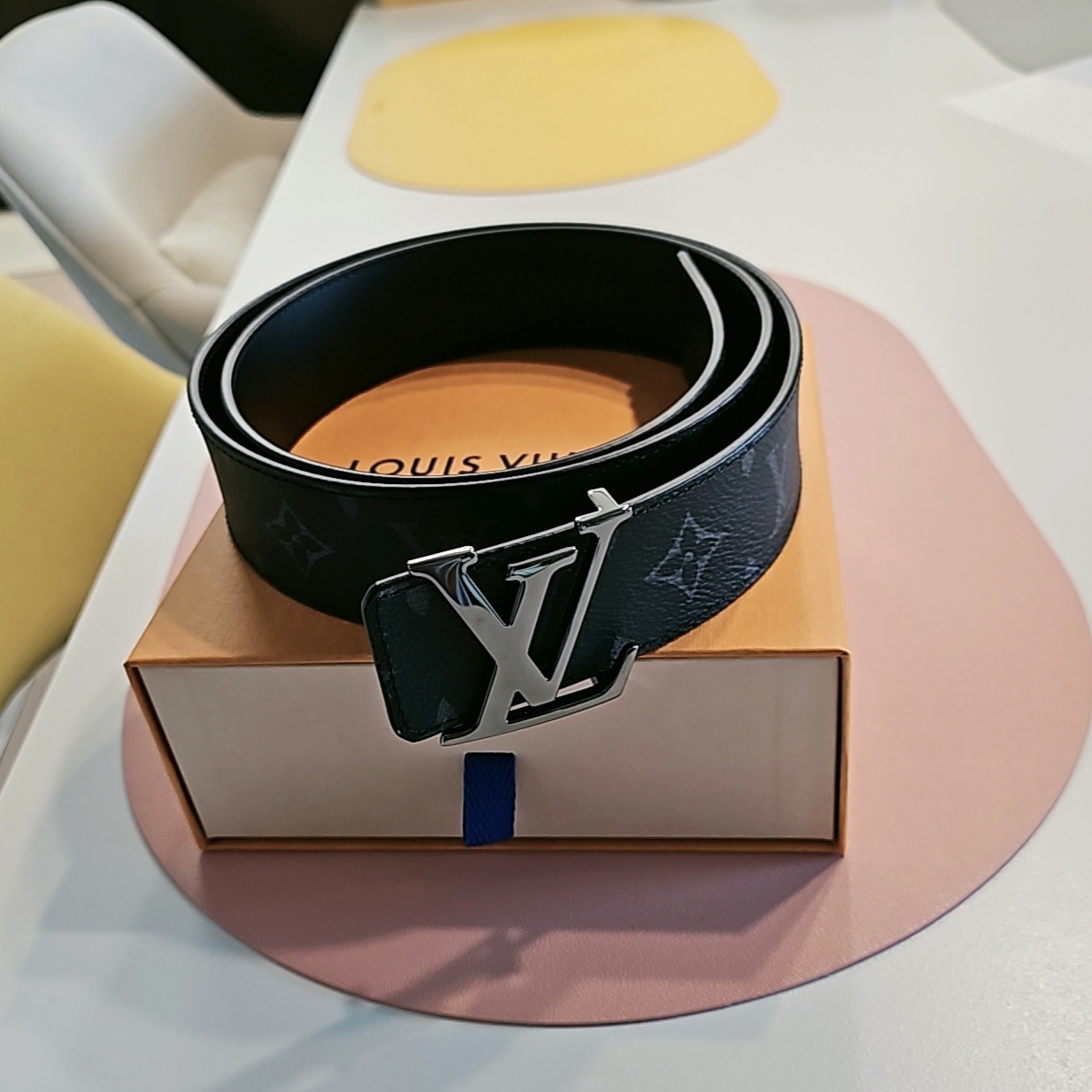 Louis Vuitton Initiales 40mm Reversible Belt Monogram Eclipse Dark Ruthenium, Gucci Rhyton Leather Sneakers Distressed Ivory 착용 스타일 - 1