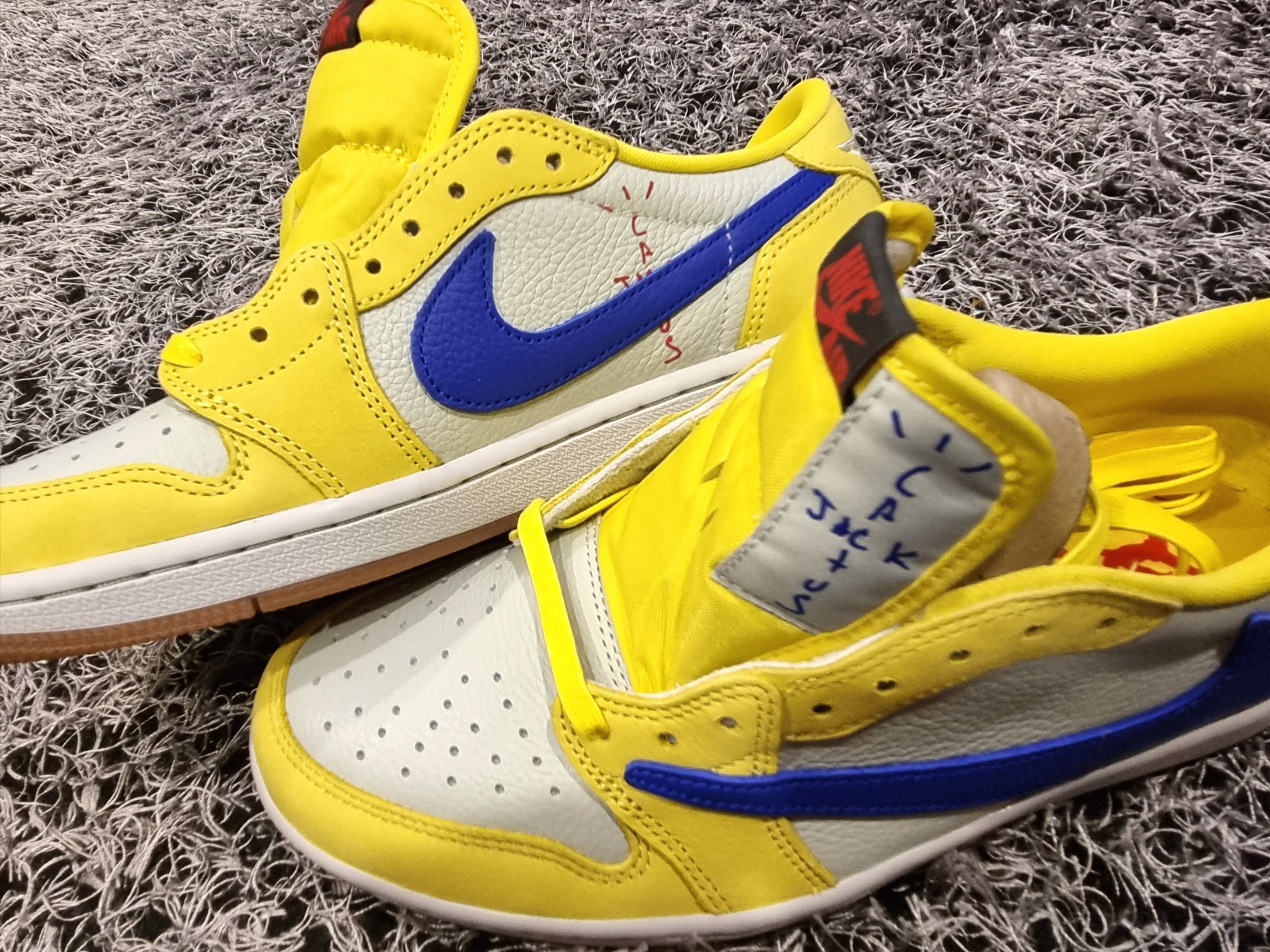 (W) Jordan 1 x Travis Scott Retro Low OG SP Canary 착용 스타일 - 5