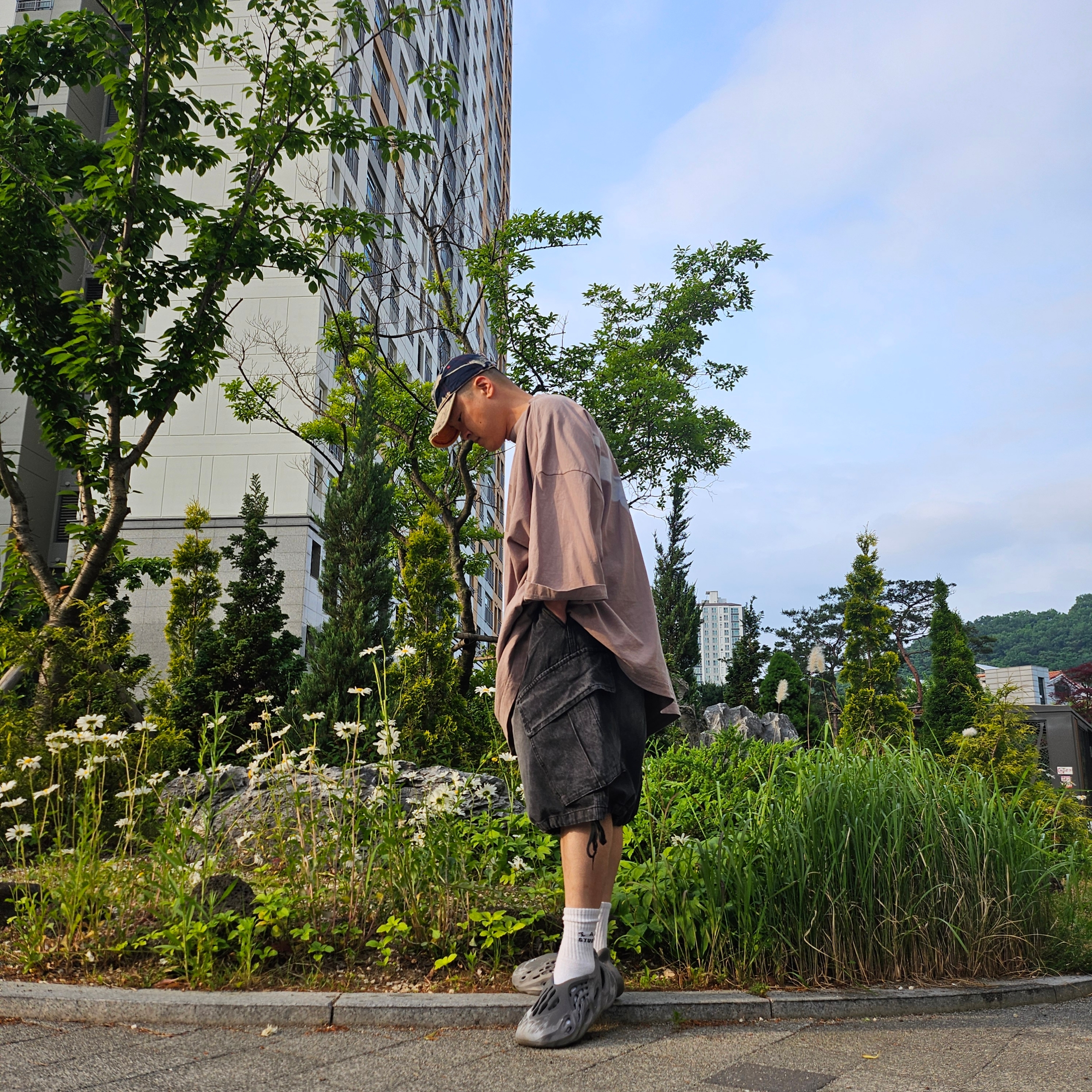 Adidas Yeezy Foam RNNR MX Granite, Yeezy Gap Engineered By Balenciaga Dove 3/4 Sleeve T-Shirt Beige 착용 스타일 - 3