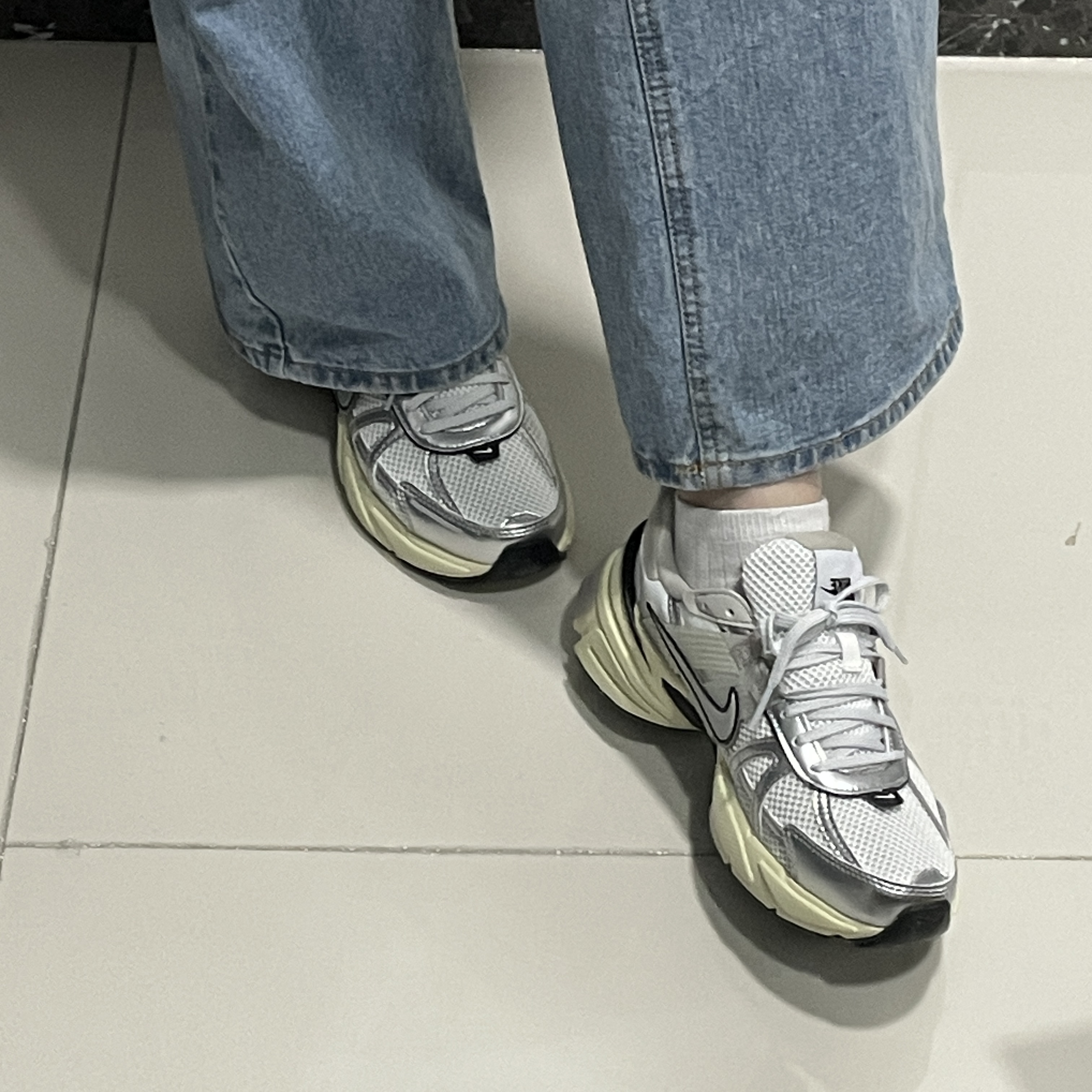 Nike V2K Run Summit White Metallic Silver 착용 스타일