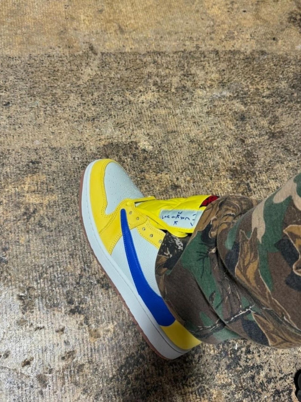 (W) Jordan 1 x Travis Scott Retro Low OG SP Canary 착용 스타일 - 4