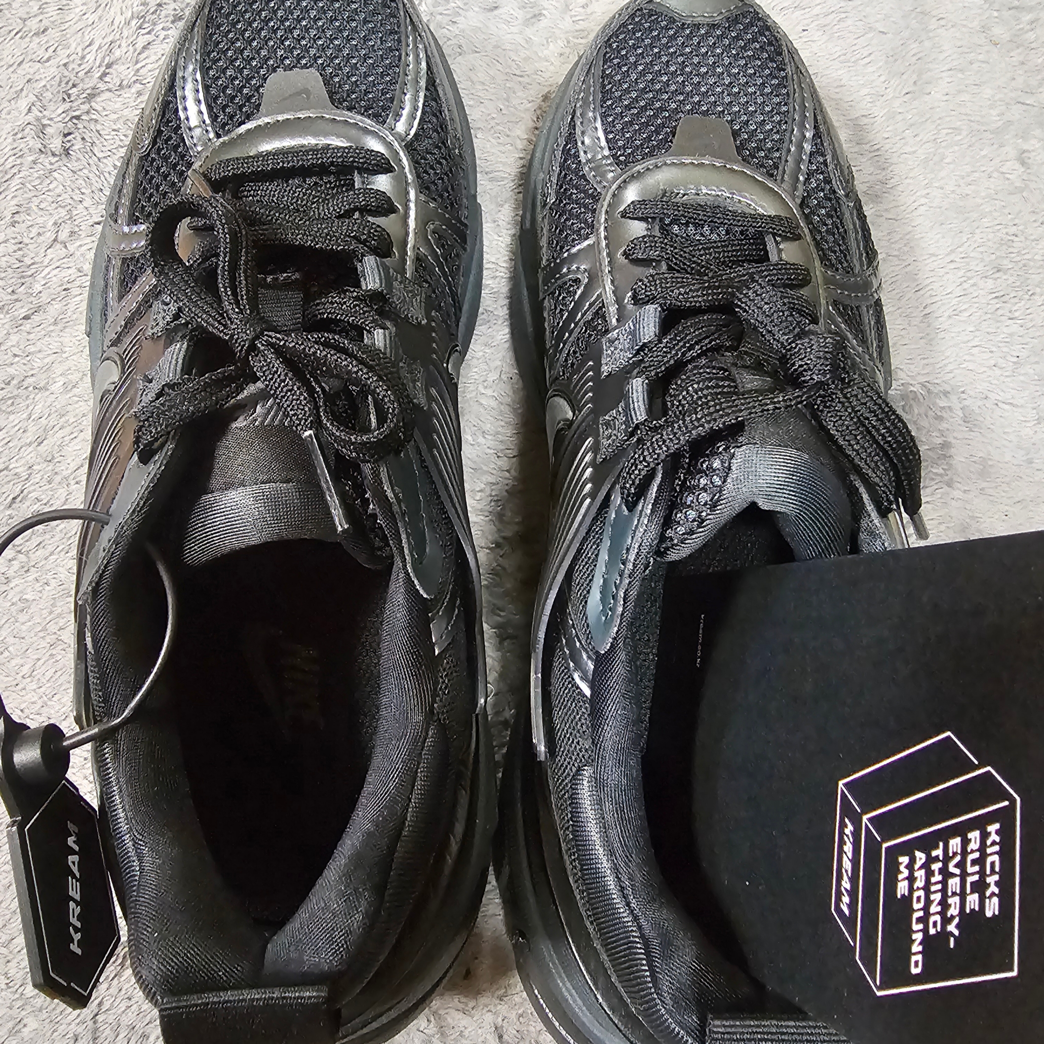Nike V2K Run Black Anthracite 착용 스타일 - 1