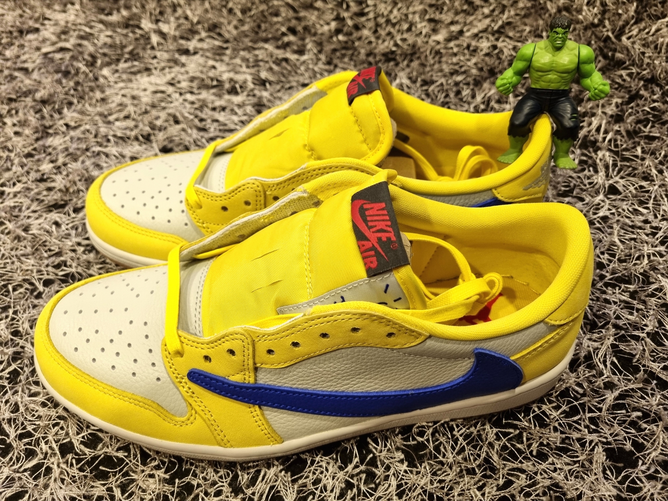 (W) Jordan 1 x Travis Scott Retro Low OG SP Canary 착용 스타일 - 1