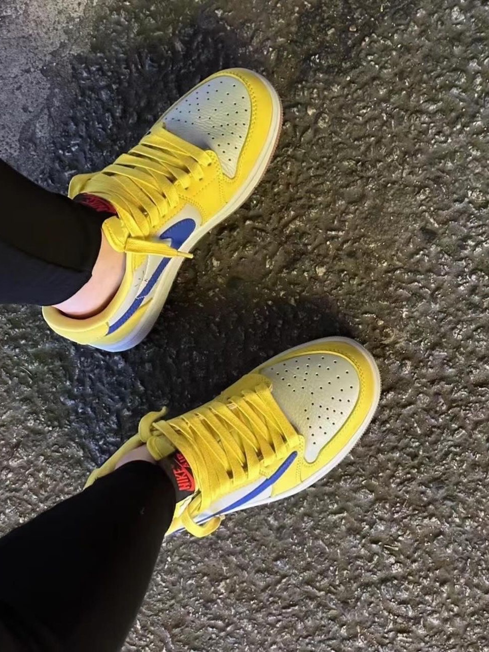 (W) Jordan 1 x Travis Scott Retro Low OG SP Canary 착용 스타일 - 3