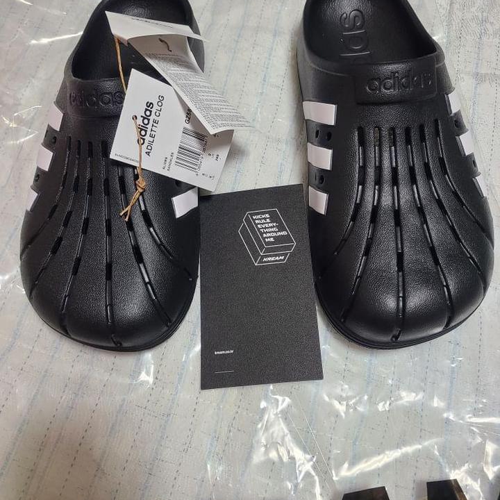 Adidas Adilette Clog Black White 착용 스타일