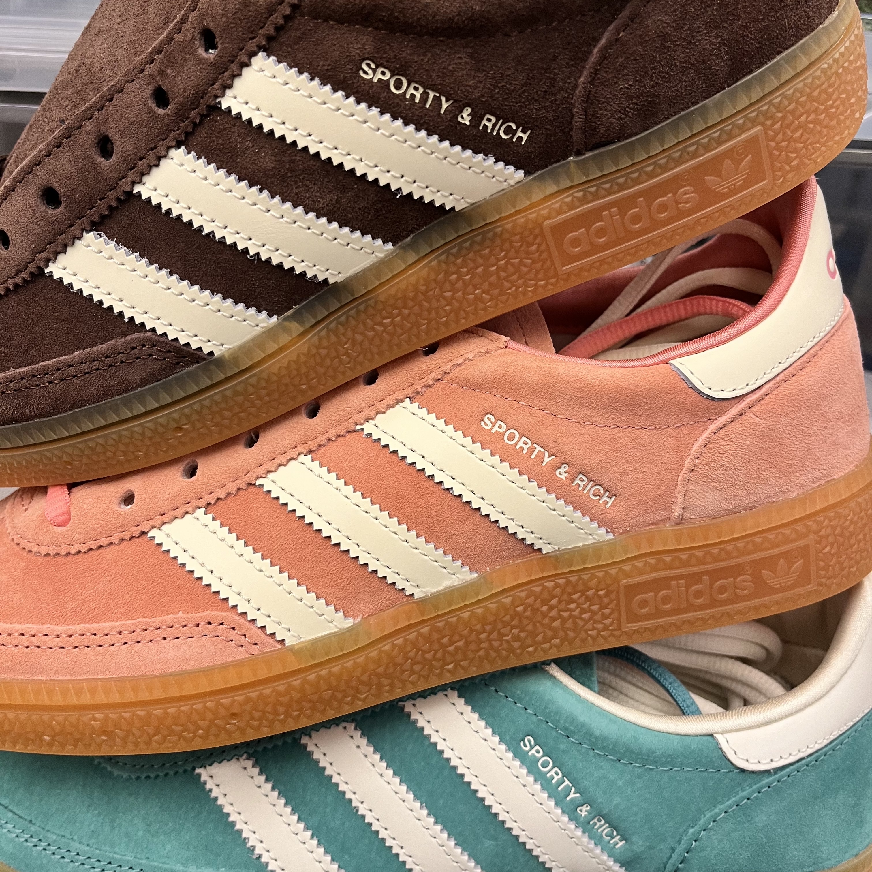 Adidas x Sporty & Rich Spezial Handball Pantone Cream White, Adidas x Sporty & Rich Spezial Handball Auburn Cream White 착용 스타일