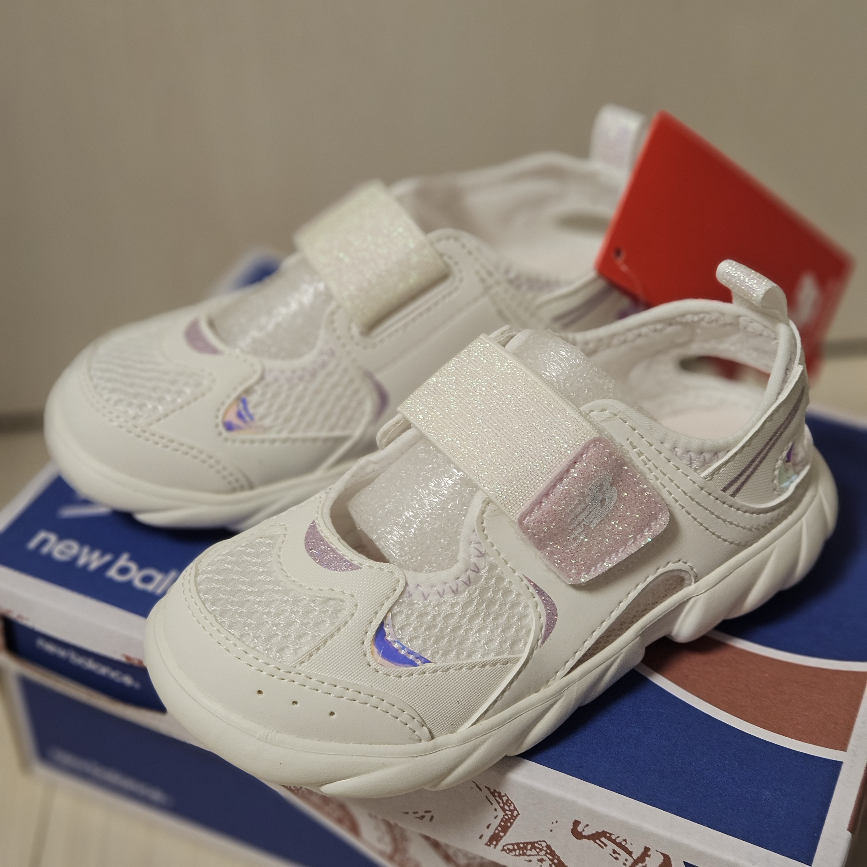 (Kids) New Balance Freedle 920 Sandal White 착용 스타일