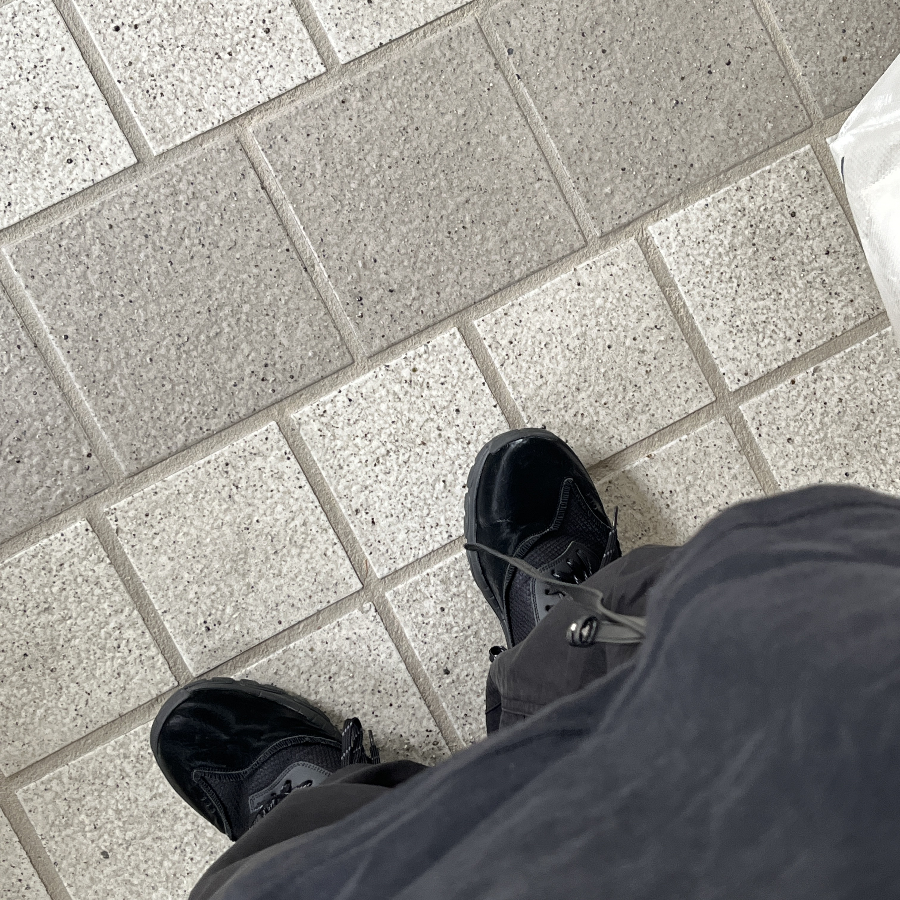 [6% 적립] NegativeThree Curved Lace Sneakers Black 착용 스타일 - 2