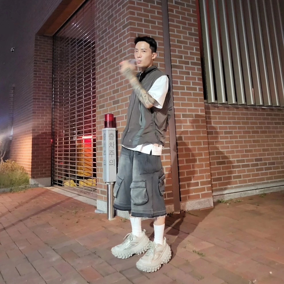 (W) Balenciaga Defender Sneakers Beige 착용 스타일 - 1