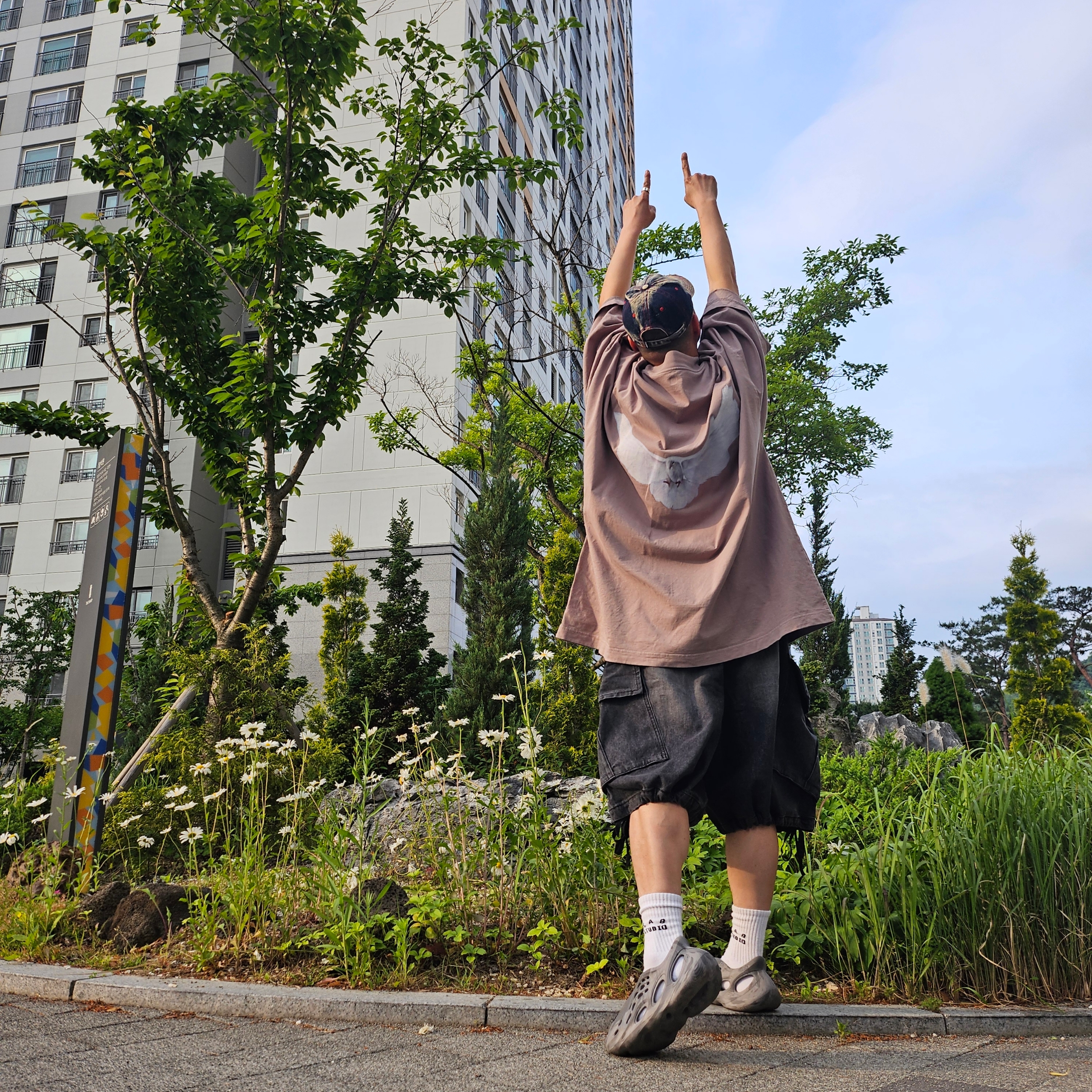 Adidas Yeezy Foam RNNR MX Granite, Yeezy Gap Engineered By Balenciaga Dove 3/4 Sleeve T-Shirt Beige 착용 스타일 - 1