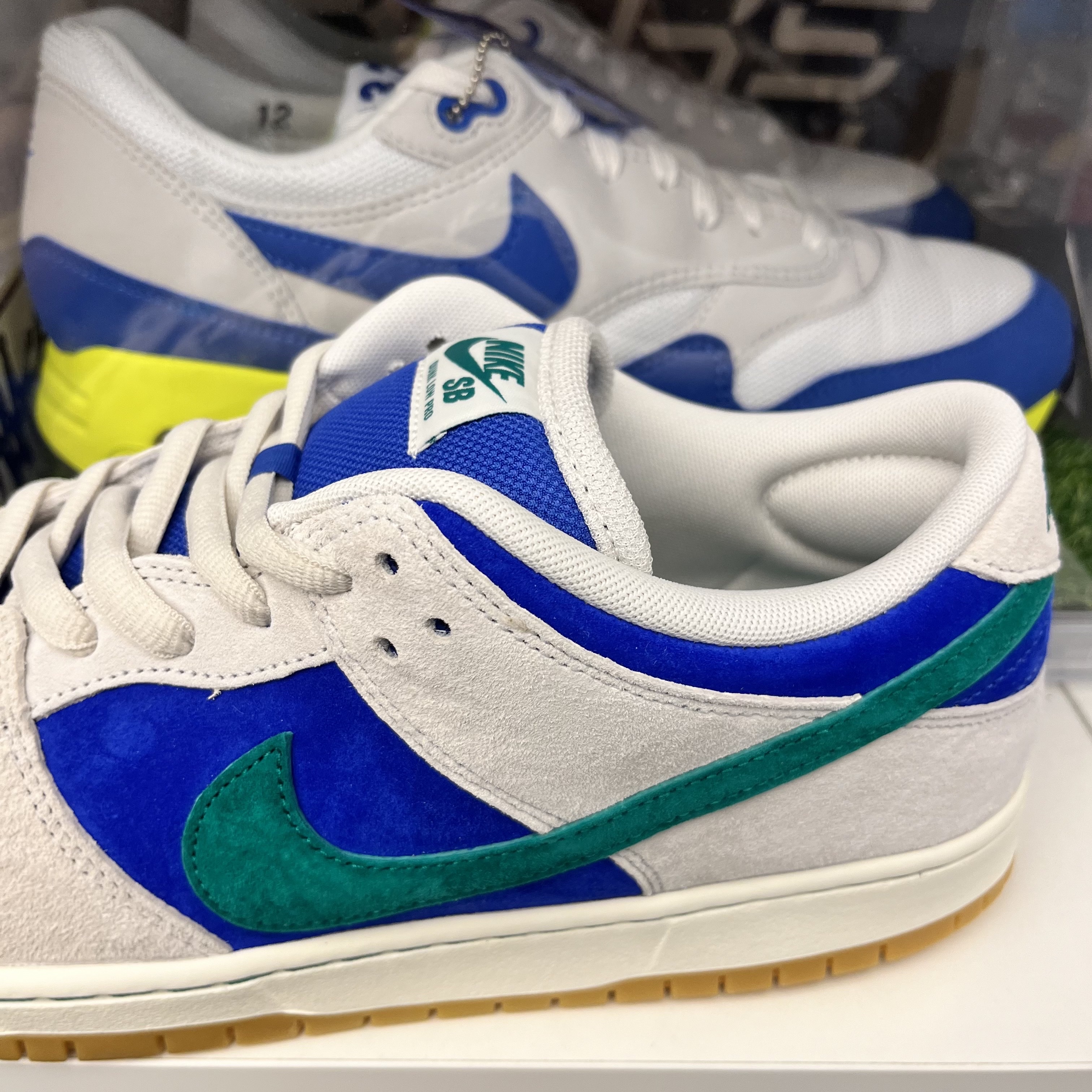 Nike SB Dunk Low Pro Phantom and Hyper Royal 착용 스타일 - 3