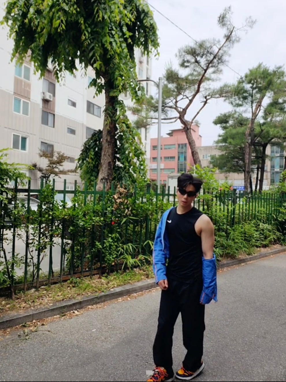 Gentle Monster Paso 01 Black, (W) Nike NSW Woven Jacket Star Blue Bright Mandarin - Asia 착용 스타일 - 5