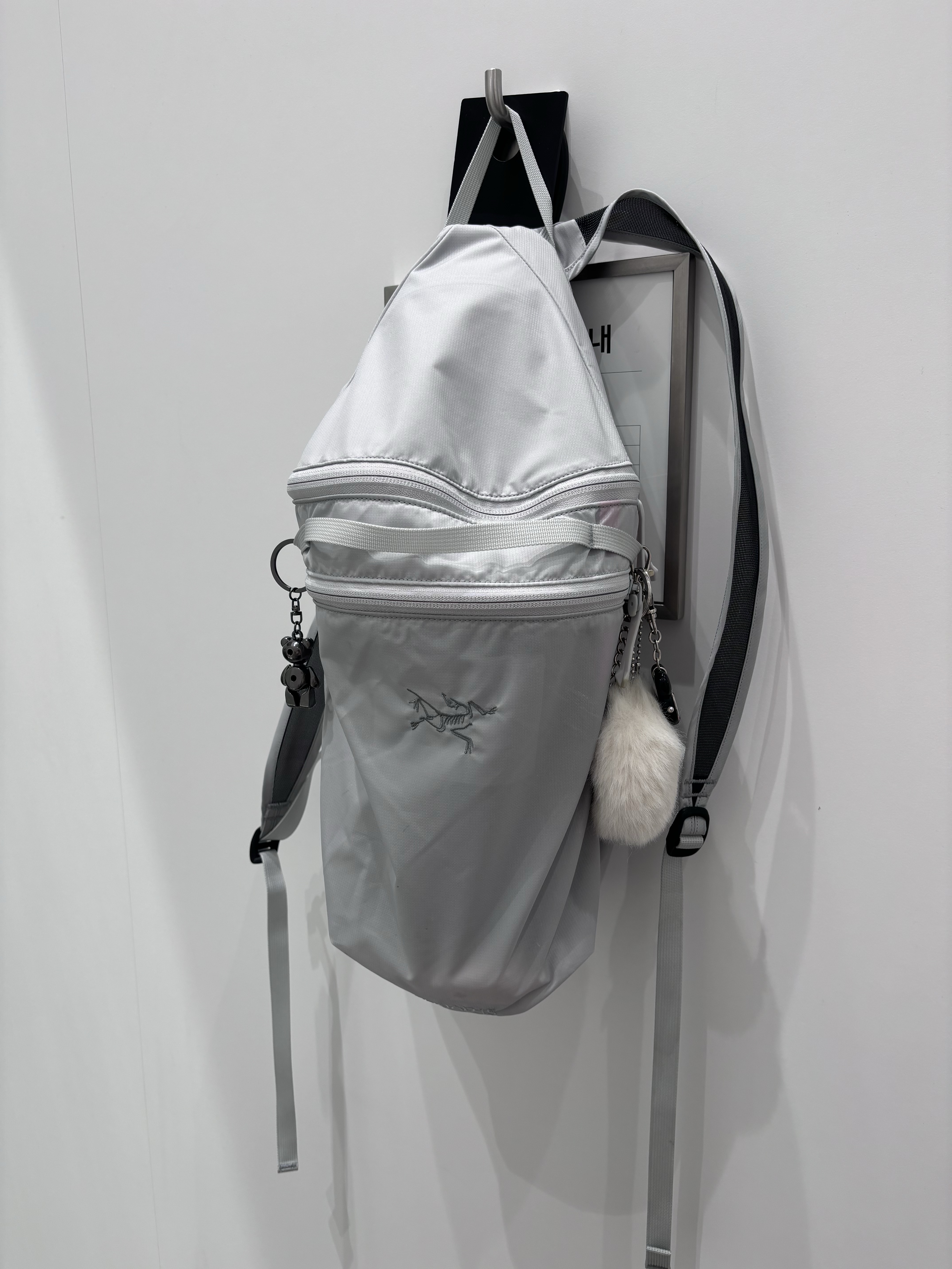 Arc'teryx Heliad 15 Backpack Solitude, Dr. Martens 1461 Bex Black 착용 스타일 - 2