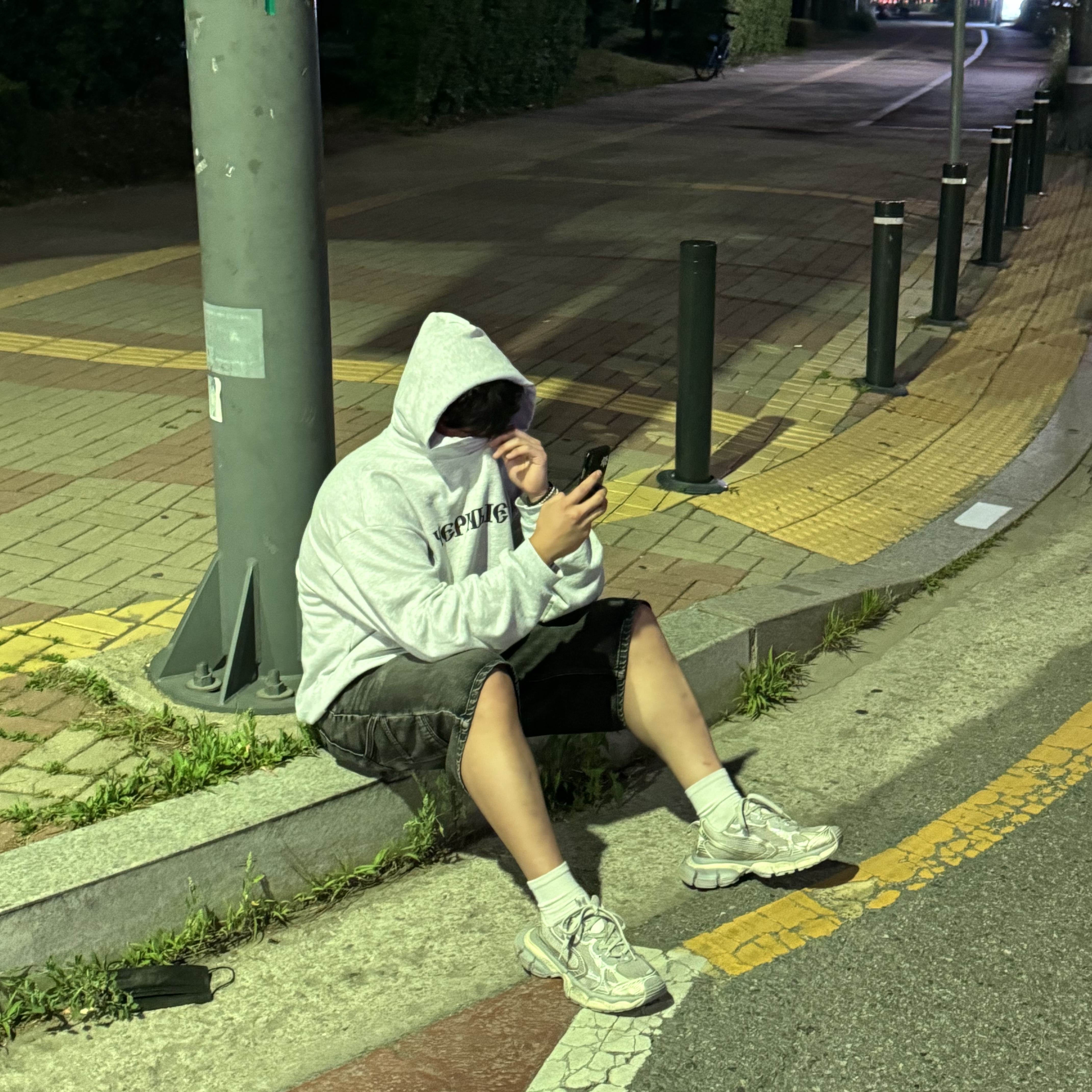 Yeezy x Gosha Rubchinskiy YZY Black Dogs Hoodie Heather Grey 착용 스타일