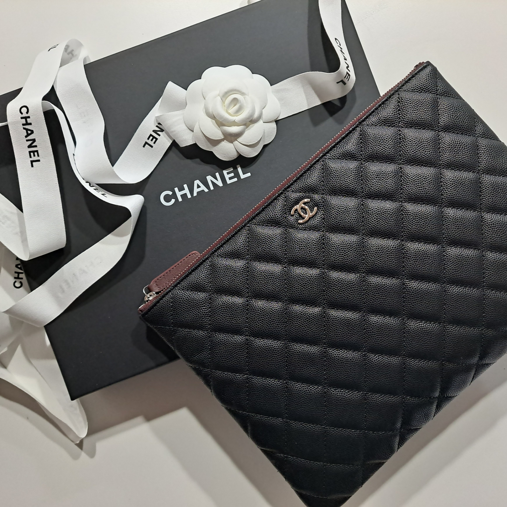 Chanel Medium Classic Pouch Grained Calfskin & Silver Black 착용 스타일