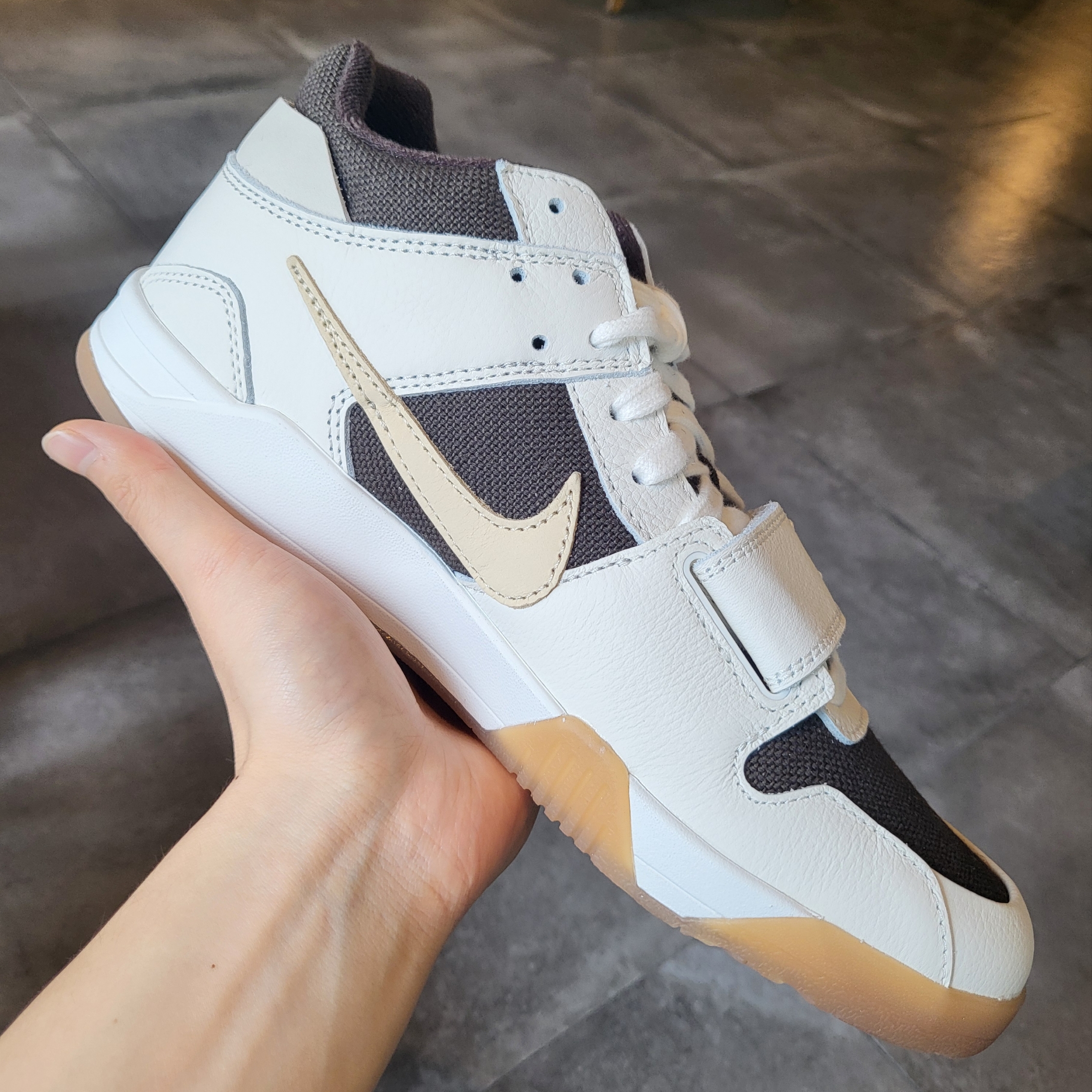 Jordan x Travis Scott Jumpman Jack TR Sail and Dark Mocha 착용 스타일 - 3