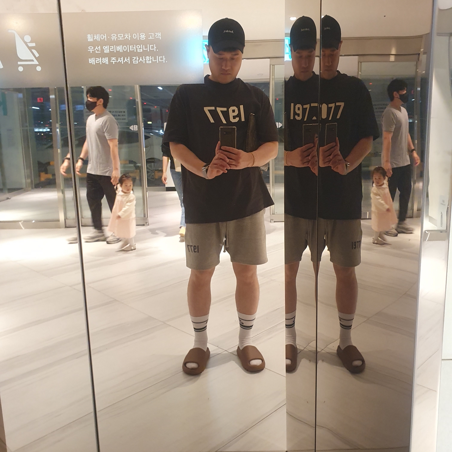 Adidas Yeezy Slide Flax, Essentials 1977 Shorts Dark Oatmeal - 22SS 착용 스타일