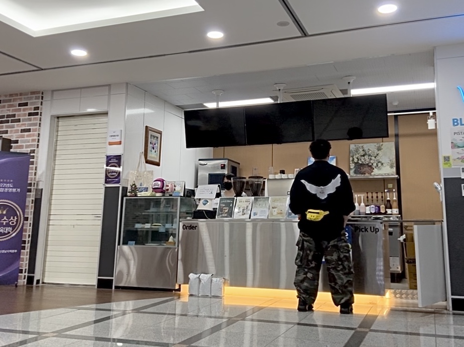 Yeezy Gap Engineered By Balenciaga Dove 3/4 Sleeve T-Shirt Black, Adidas Mad IIInfinity Core Black Carbon 착용 스타일 - 1
