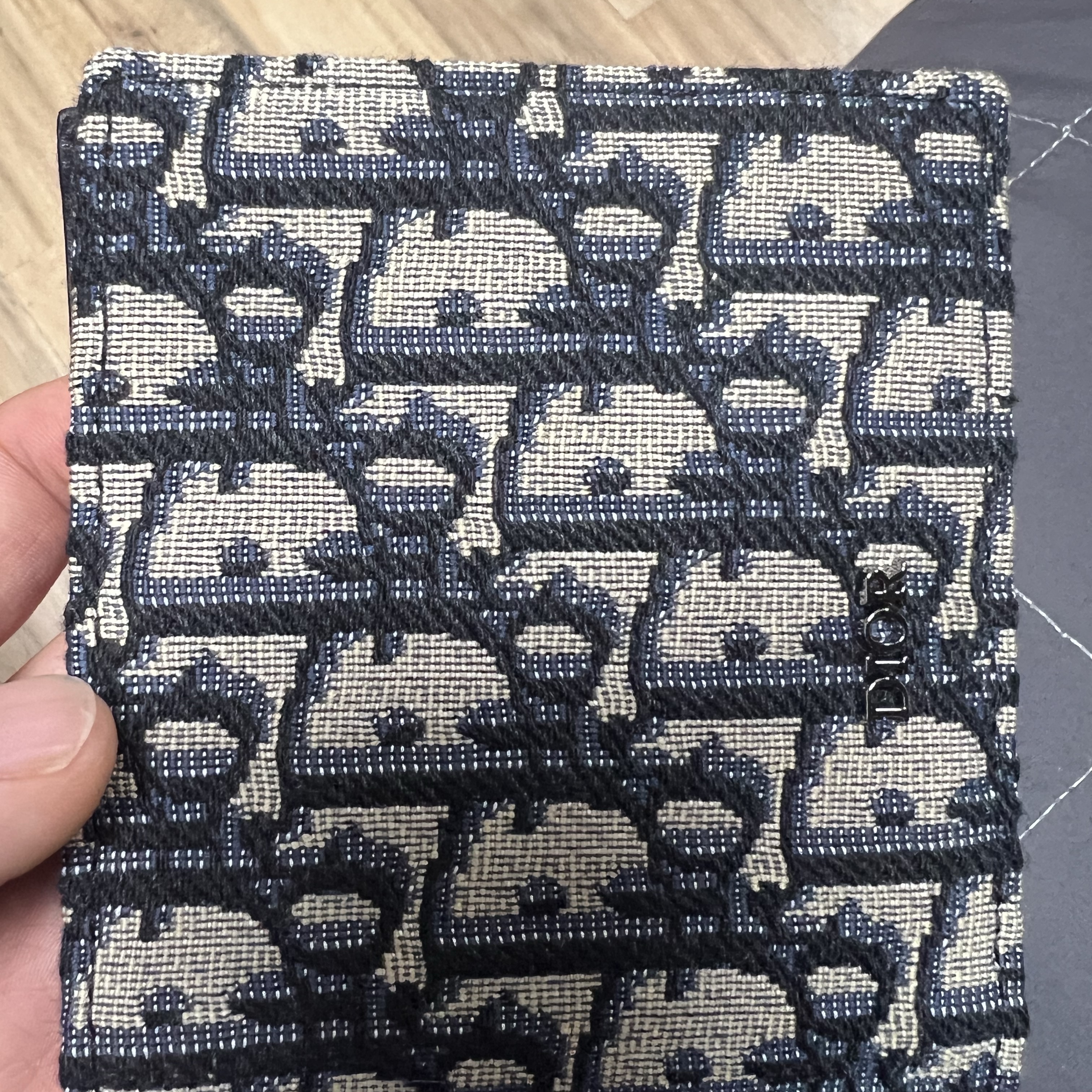 Dior Compact Wallet Beige & Black Dior Oblique Jacquard 착용 스타일