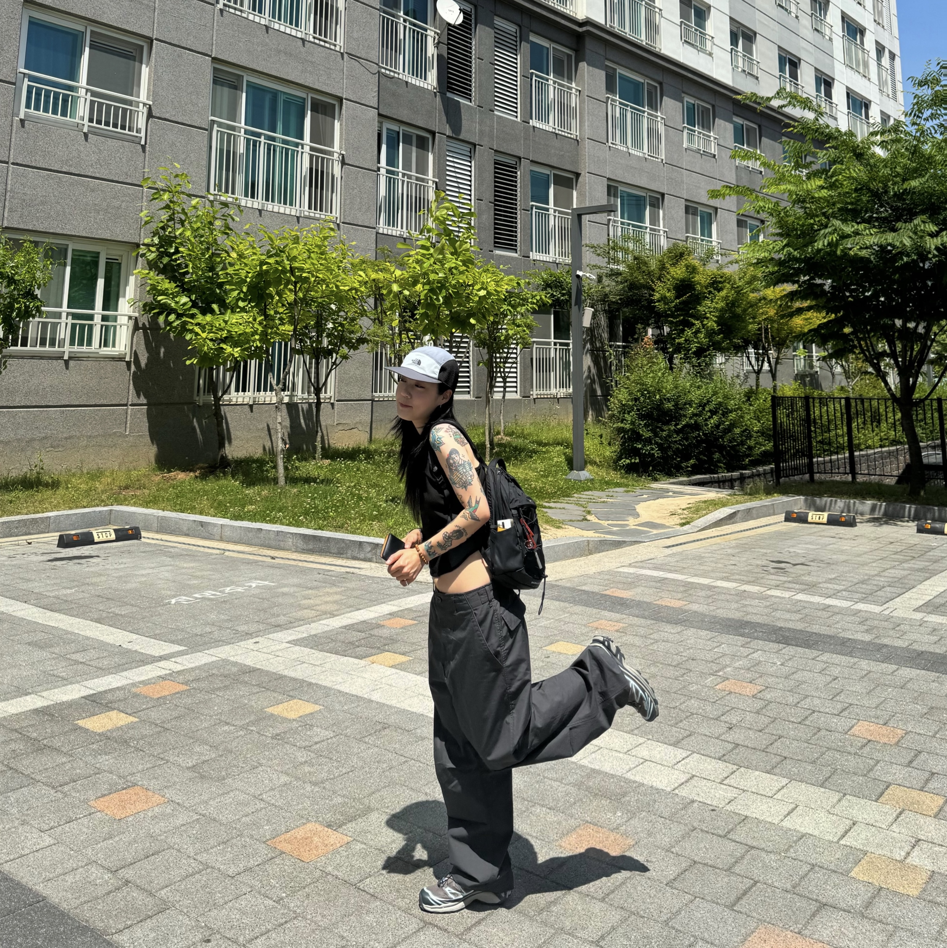 아트오브필드 슬릿 메쉬 슬리브리스 셔츠 블랙, 노스페이스 보레알리스 미니 백팩 블랙 착용 스타일 - 3