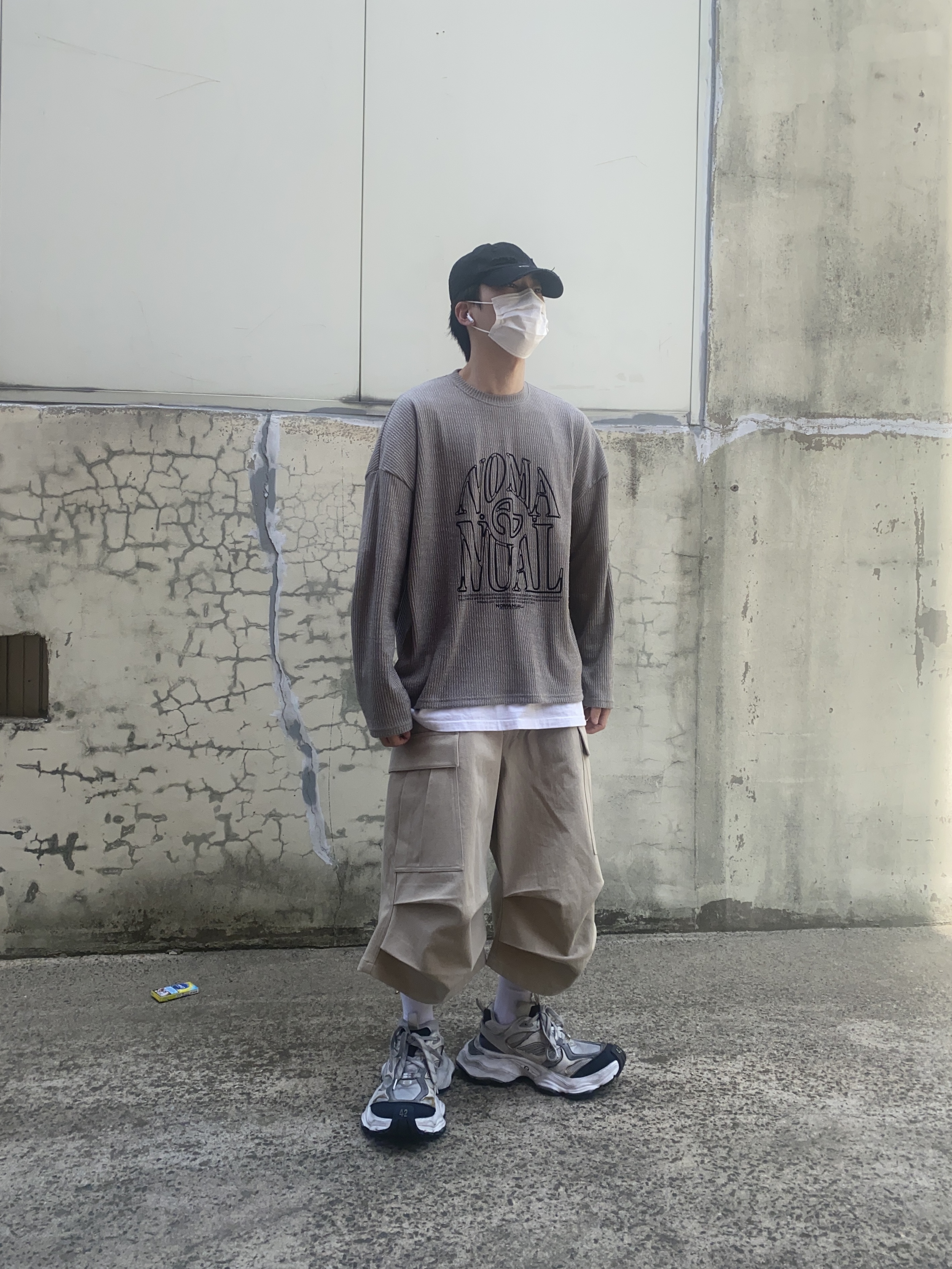 Balenciaga Cargo Sneakers White Grey, Nonnod Side Cargo Shorts Beige 착용 스타일 - 2