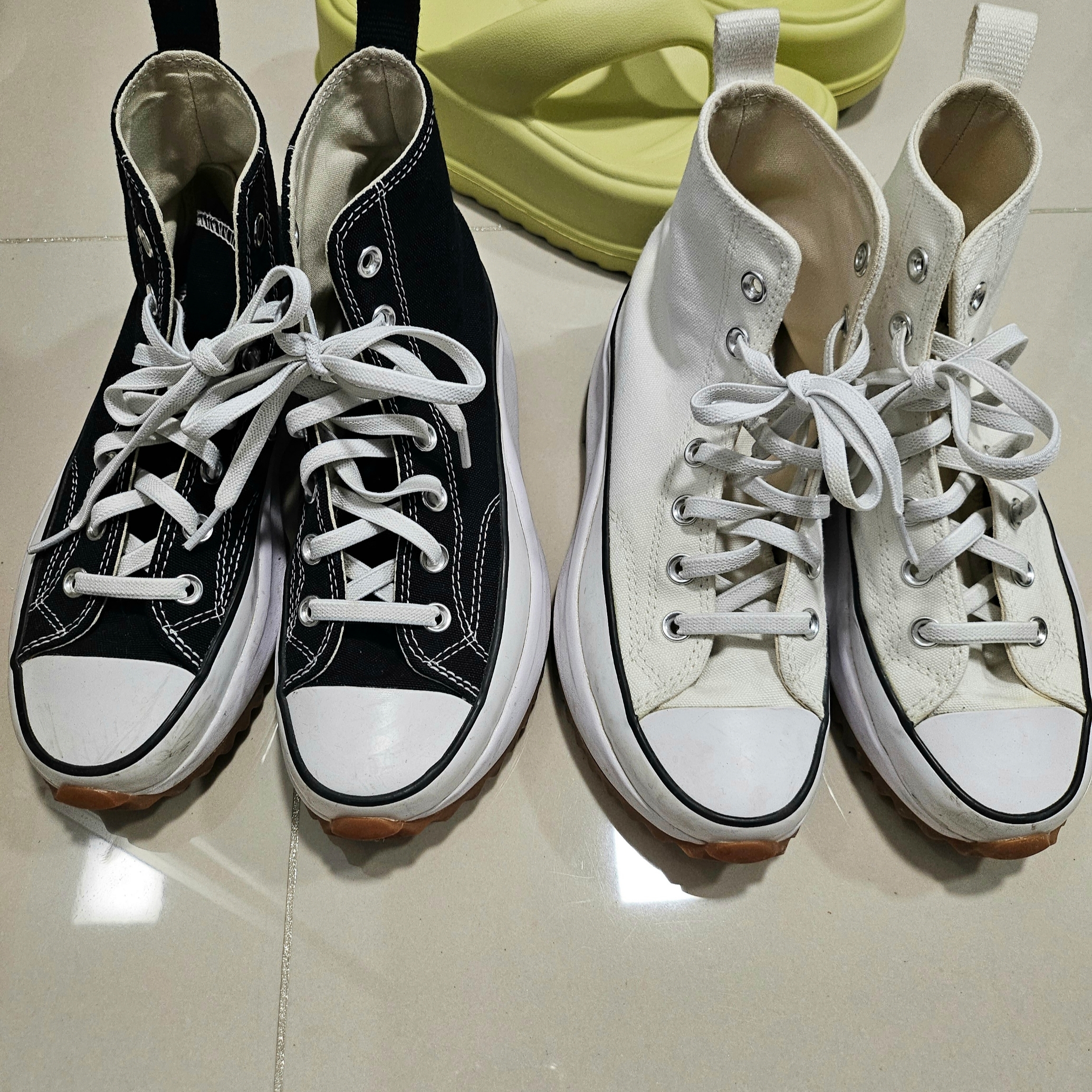 (W) Converse Chuck Taylor All Star Dainty Mule Slip Black, Converse Run Star Hike Hi Black White Gum 착용 스타일 - 2