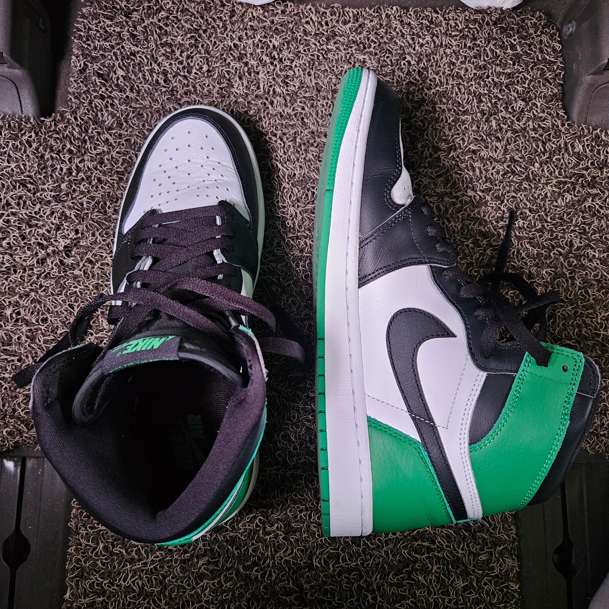 Jordan 1 Retro High OG Black and Lucky Green 착용 스타일