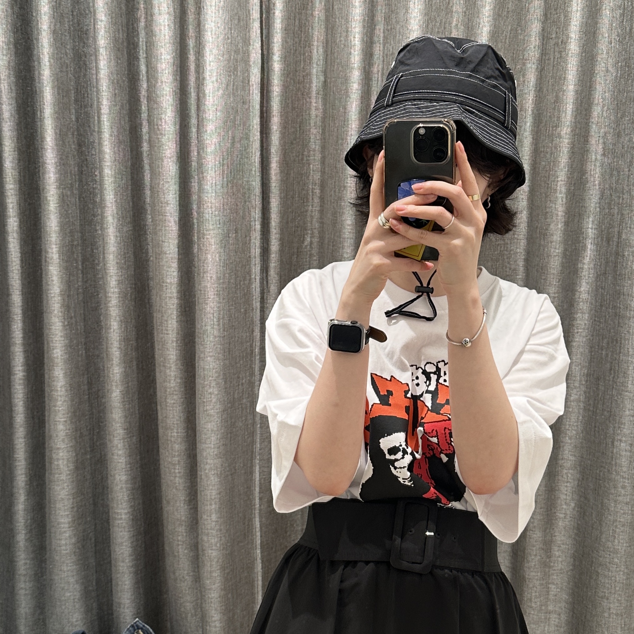(W) Matin Kim Matin Stitch Safari Bucket Hat Black, Nike V2K Run Black Anthracite 착용 스타일 - 2