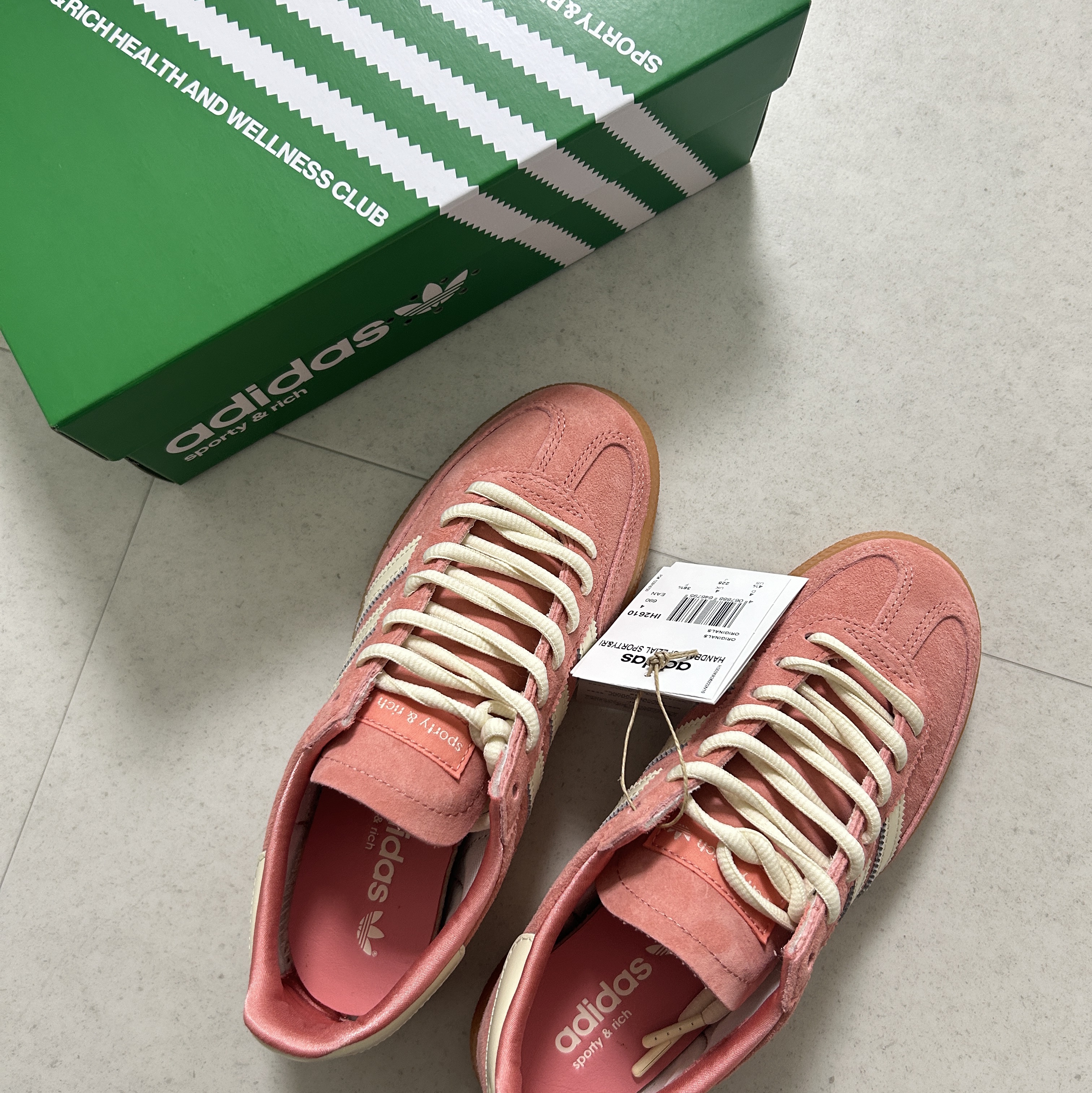 Adidas x Sporty & Rich Spezial Handball Pantone Cream White 착용 스타일 - 3