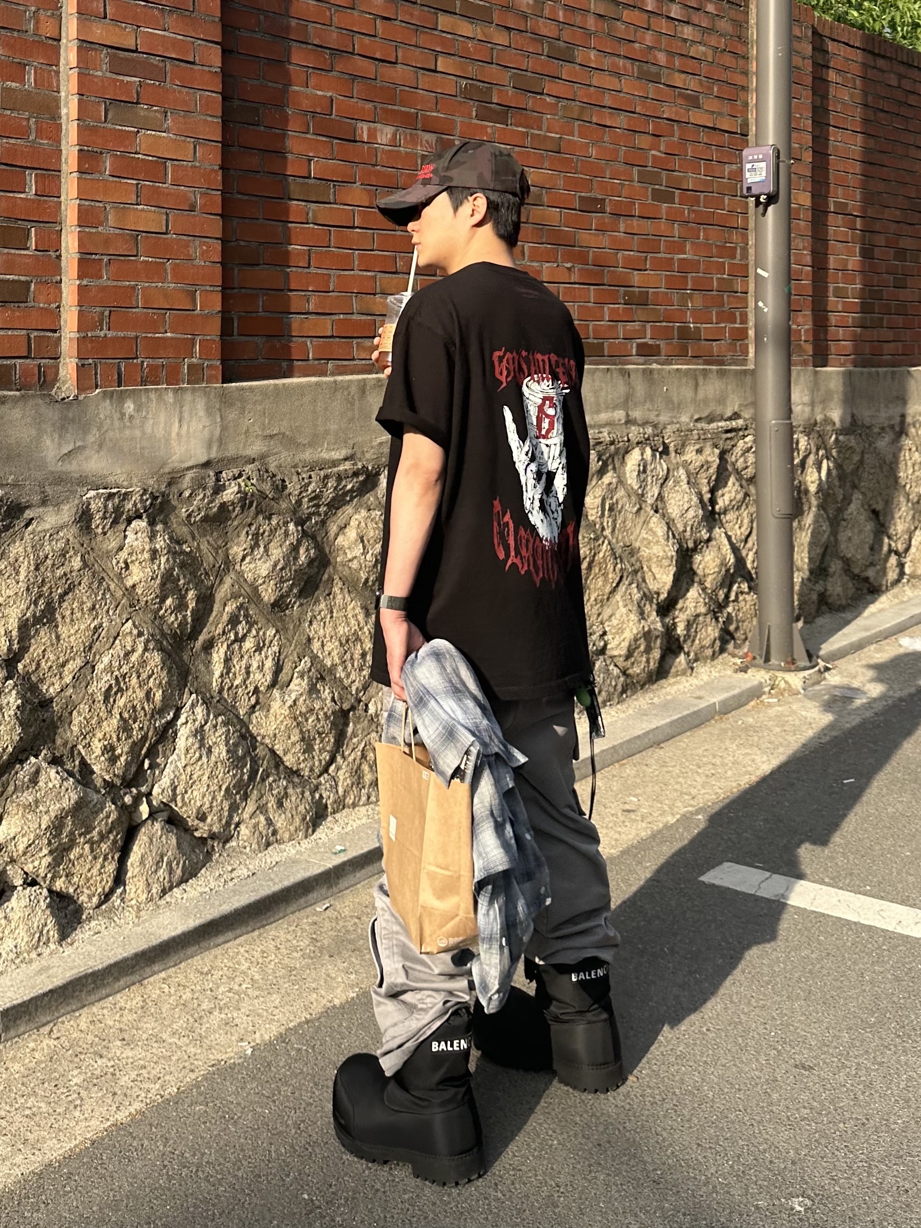 Undermycar Gashutein 6 Money Bundle Graphic T-Shirt Rococco Red - 24SS, Farfromwhat Far Washed Cargo Pants Gray 착용 스타일 - 5