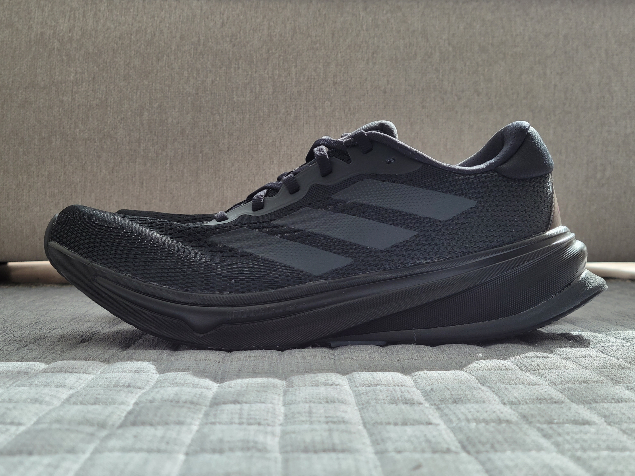 Adidas Supernova Rise Core Black Shadow Red 착용 스타일 - 1